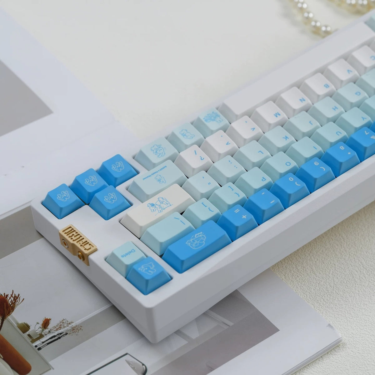 Leisure rabbit themed design mechanical keyboard keycaps in blue and white color scheme, PBT material personalized keycap set, mechanical keyboard replacement decorative keycaps, compatible with 61/64/68/75/84/87/104 key mechanical keyboard