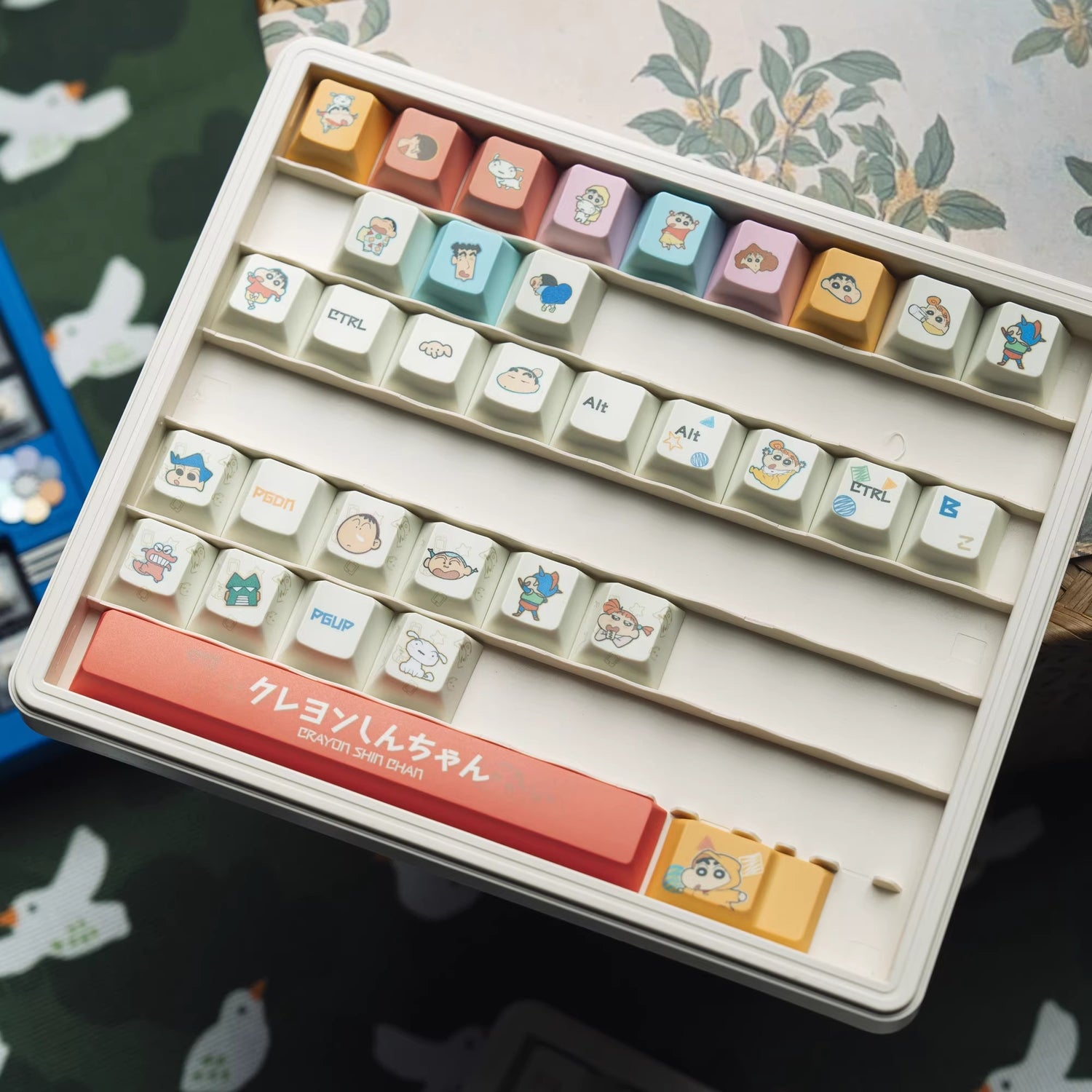 Crayon Shin chan themed personalized keycap set, made of PBT material, original high PBT full five sided heat sublimation cartoon keycap