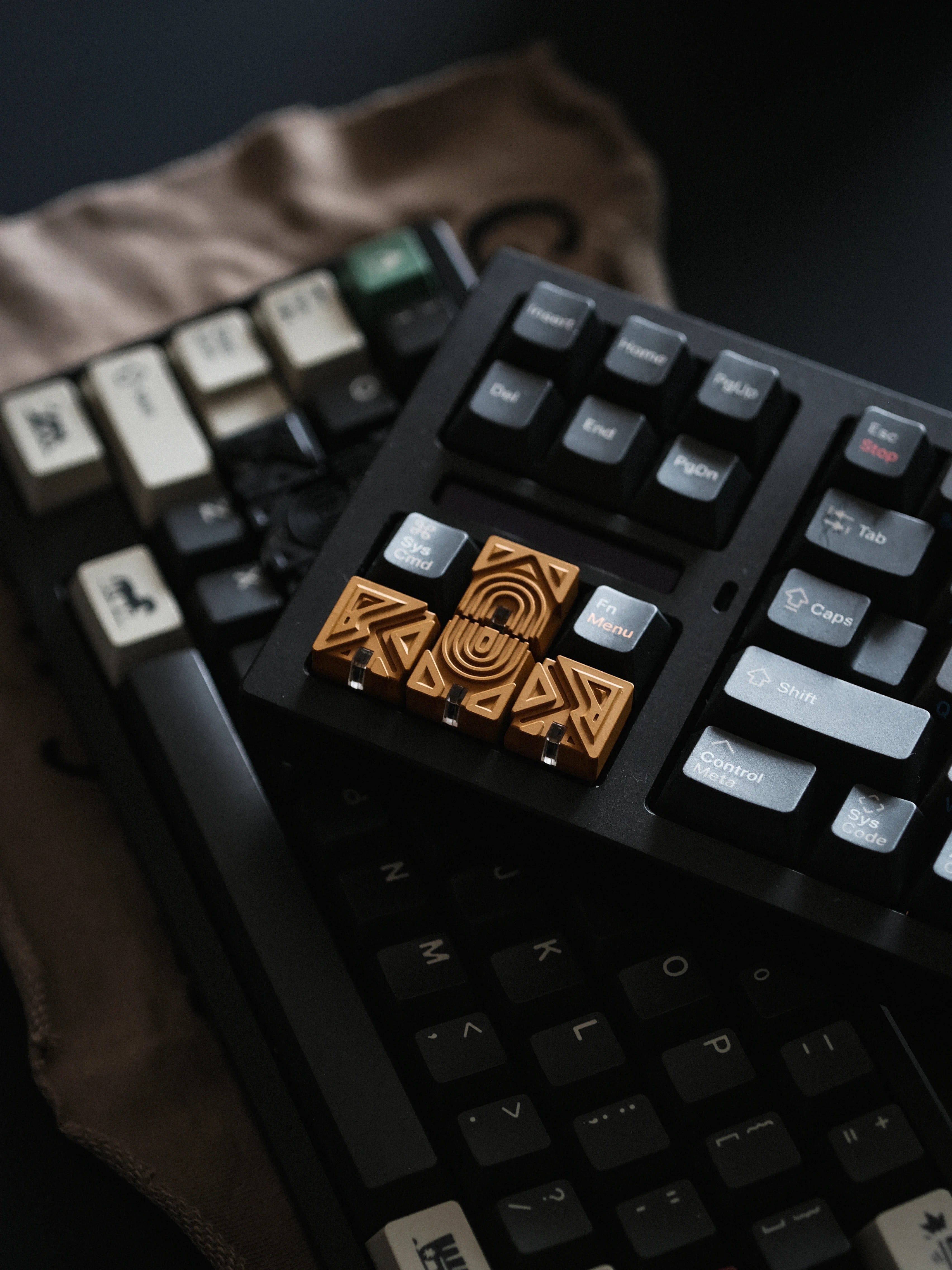 Misalignment design, directional key set, translucent effect, minimalist resin+metal powder material personalized keycaps, mechanical keyboard decorative keycaps