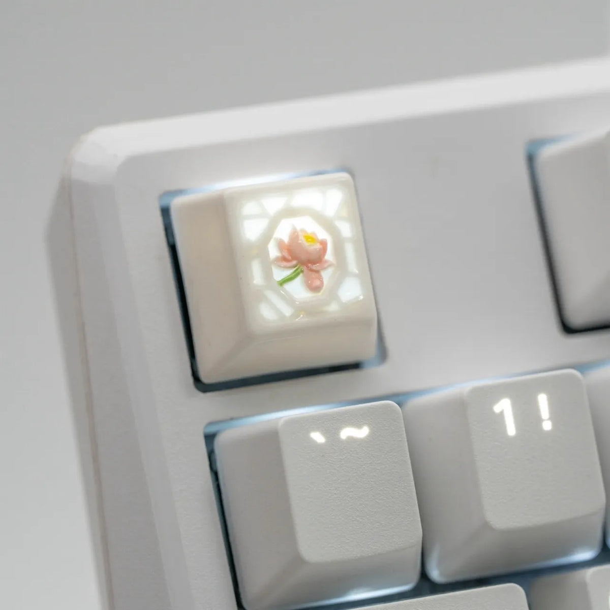 Lotus Theme, ceramic material, Embossed Linglong Glazed Ceramic Keycaps Eastern aesthetics personalized keycaps, Transparent design, atmospheric and creative design, mechanical keyboard, decorative keycaps