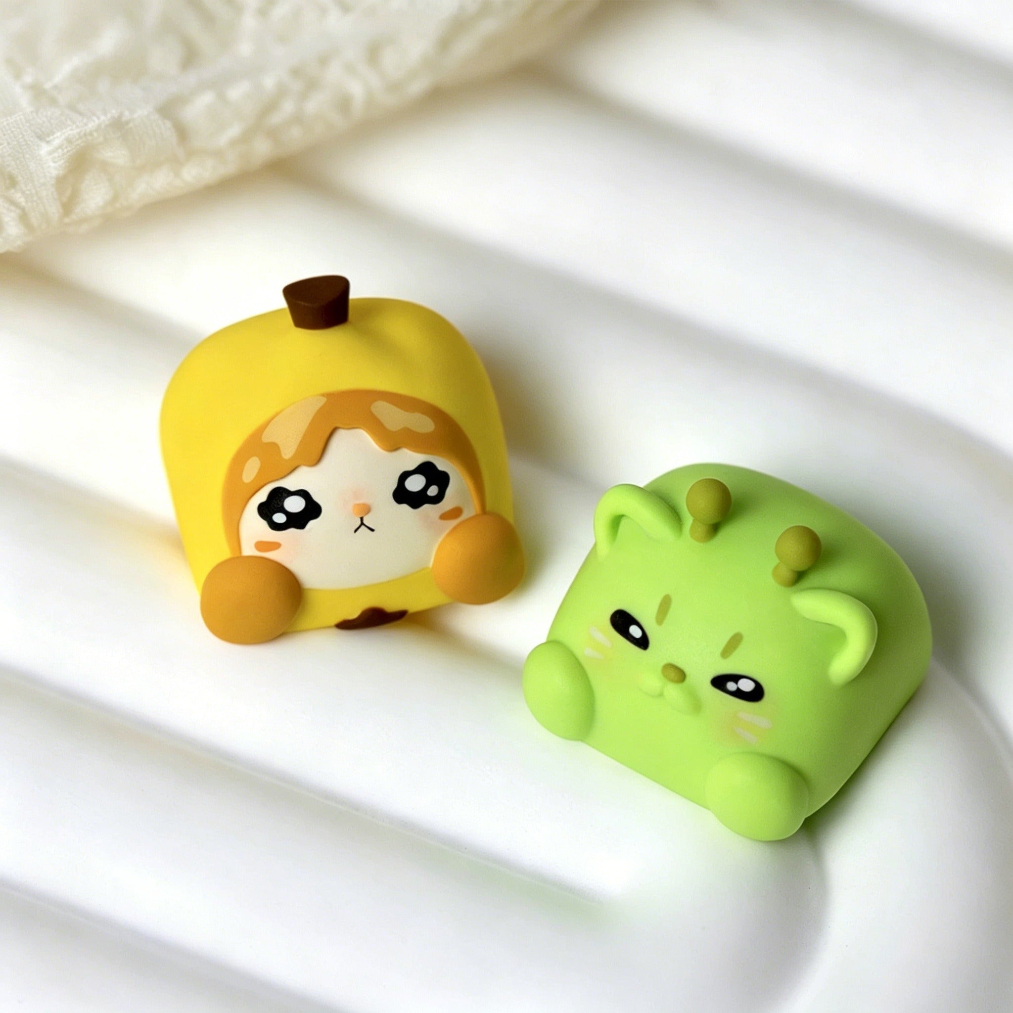 Original design, banana alien kitten, multi-color resin molded personalized keycaps, cartoon image mechanical keyboard decorative keycaps