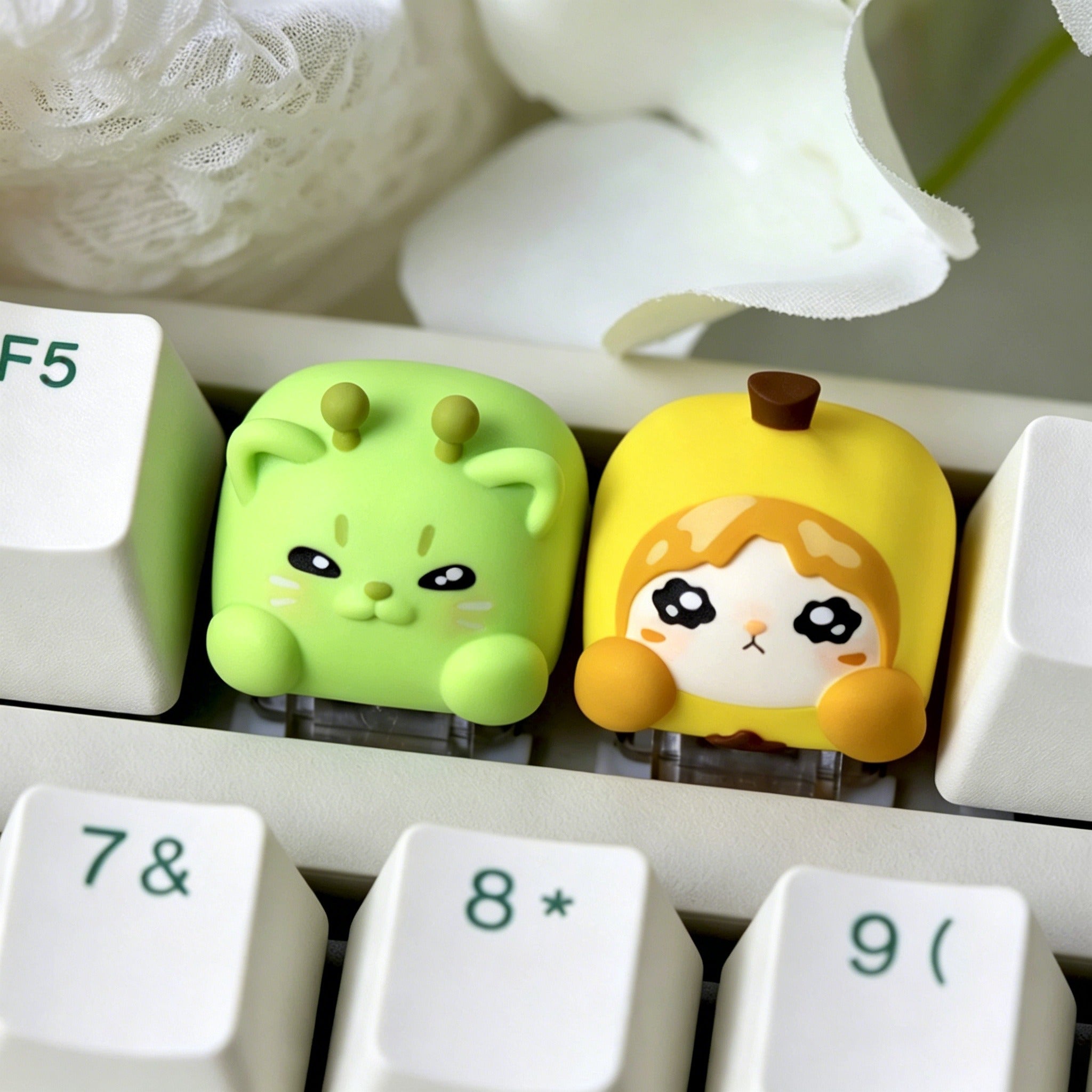 Original design, banana alien kitten, multi-color resin molded personalized keycaps, cartoon image mechanical keyboard decorative keycaps