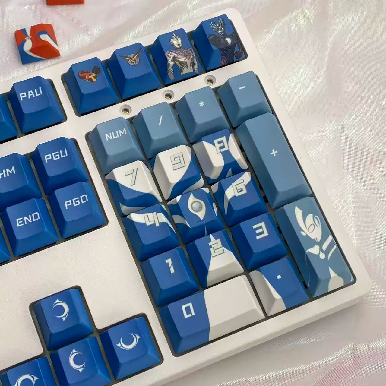 Ultraman series, Ultraman Cosmos themed personalized keycap set, PBT material original factory highly personalized keycap set, anime and game themed keycaps, suitable for 61/64/68/75/84/87/104 key mechanical keyboards.