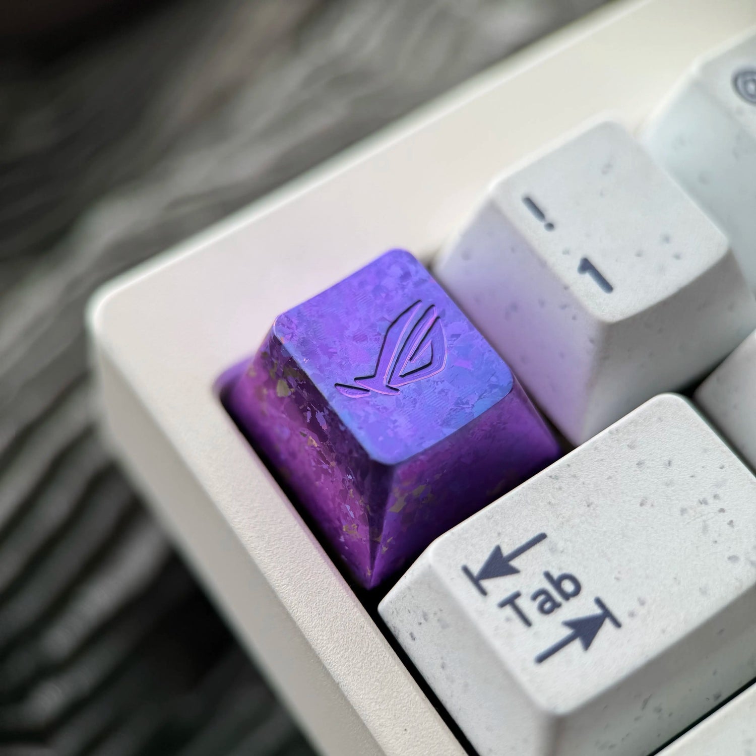 ROG (Republic of Gamers) logo, 1U titanium alloy ice crystal patterned personalized keycap, computer peripheral mechanical keyboard decorative keycap