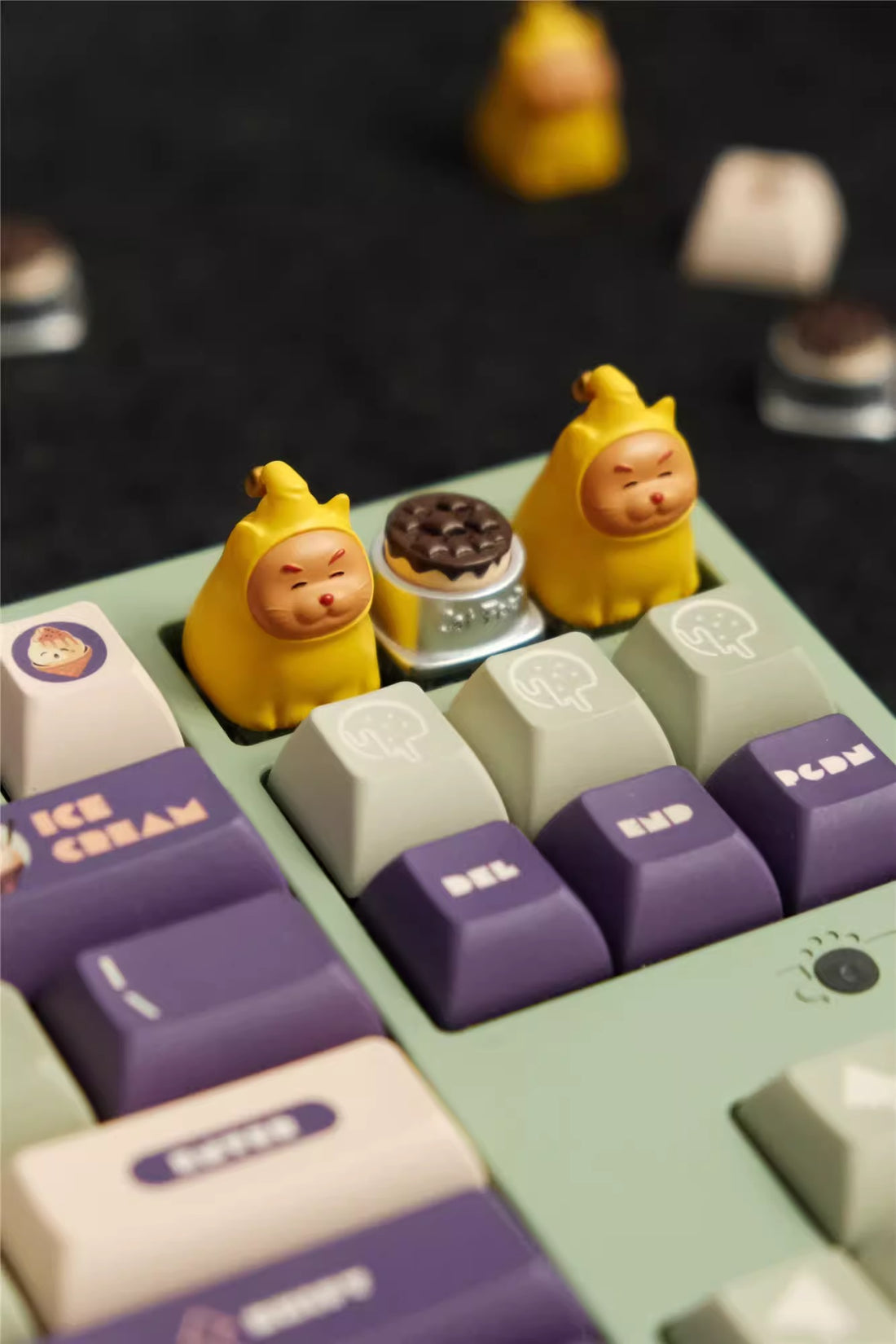 Cute Star Cat with its rice bowl, painted resin personalized keycaps, cute cartoon creative decorative keycaps