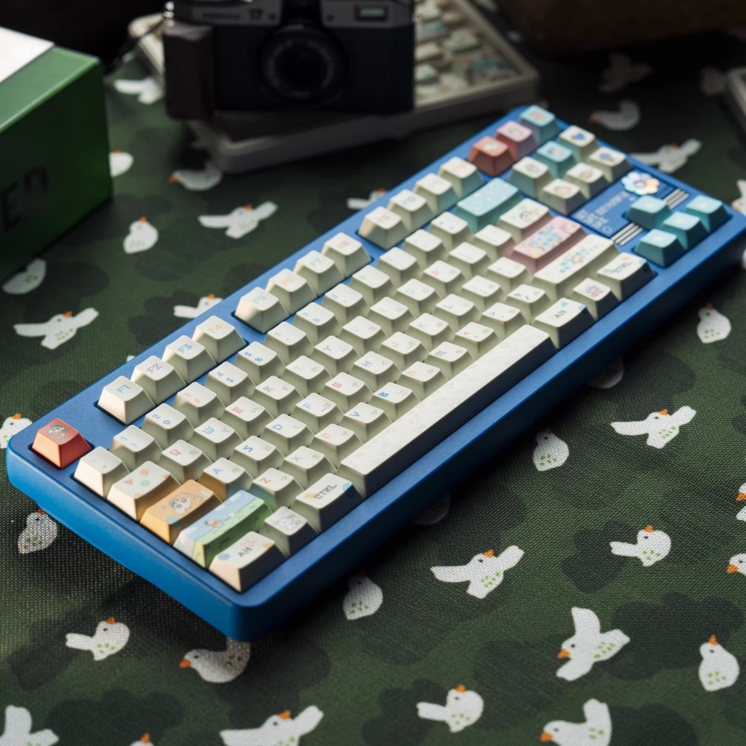 Crayon Shin chan themed personalized keycap set, made of PBT material, original high PBT full five sided heat sublimation cartoon keycap