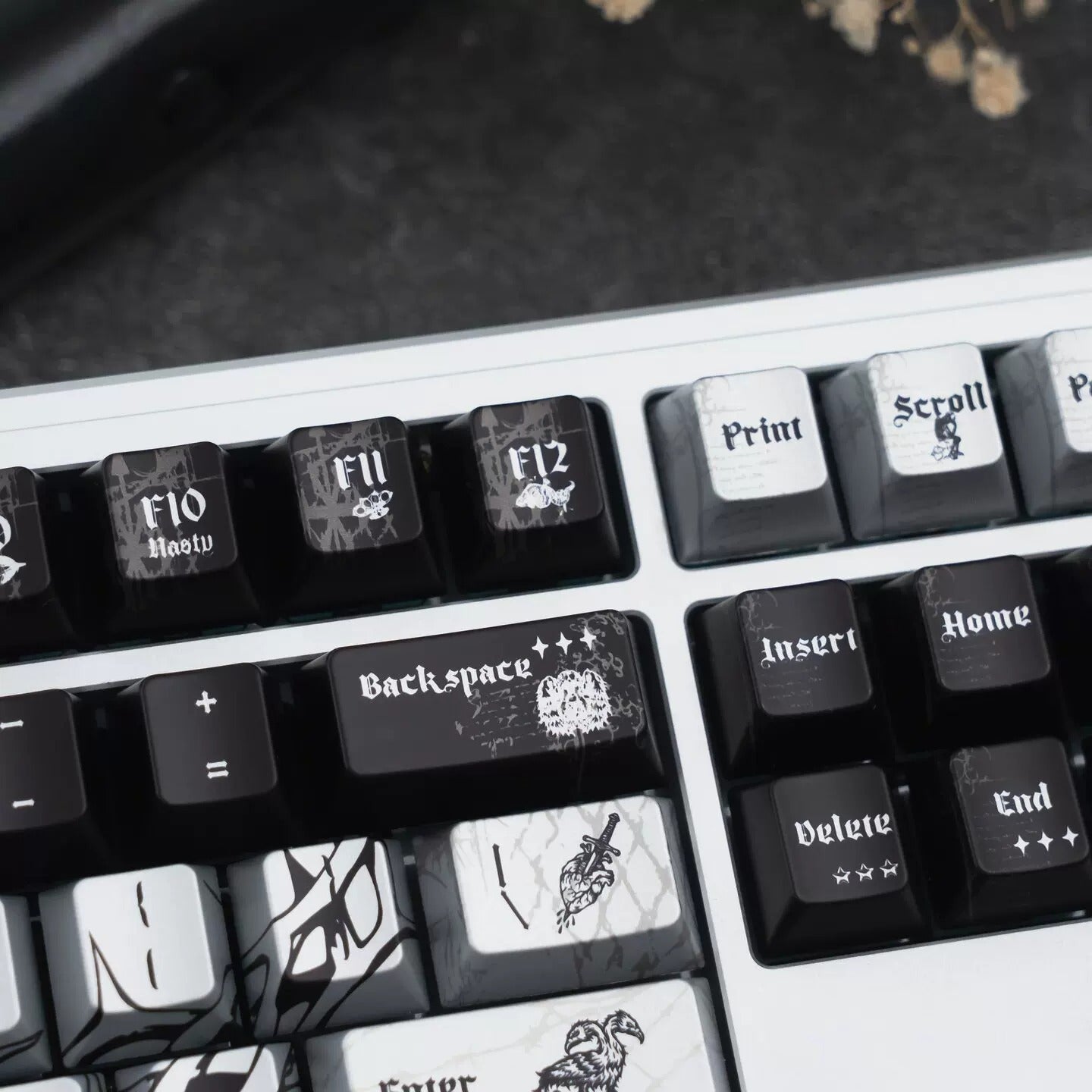 Dark Night Thorn Metal Paint Mechanical Keyboard Keycaps PBT Original Factory Height, PBT material personalized keycaps, mechanical keyboard replacement keycap set, Compatible with 61/64/68/75/84/87/104 Key Mechanical Keyboard Keycap Set