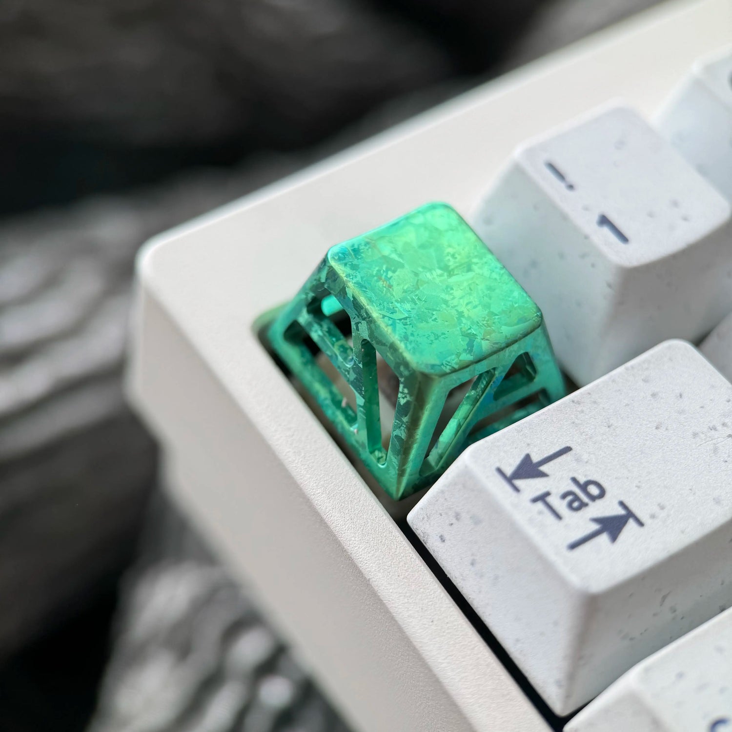Lightweight hollow design titanium alloy personalized keycap, minimalist style keycap, titanium alloy ice crystal pattern mechanical keyboard replacement keycap R4 height