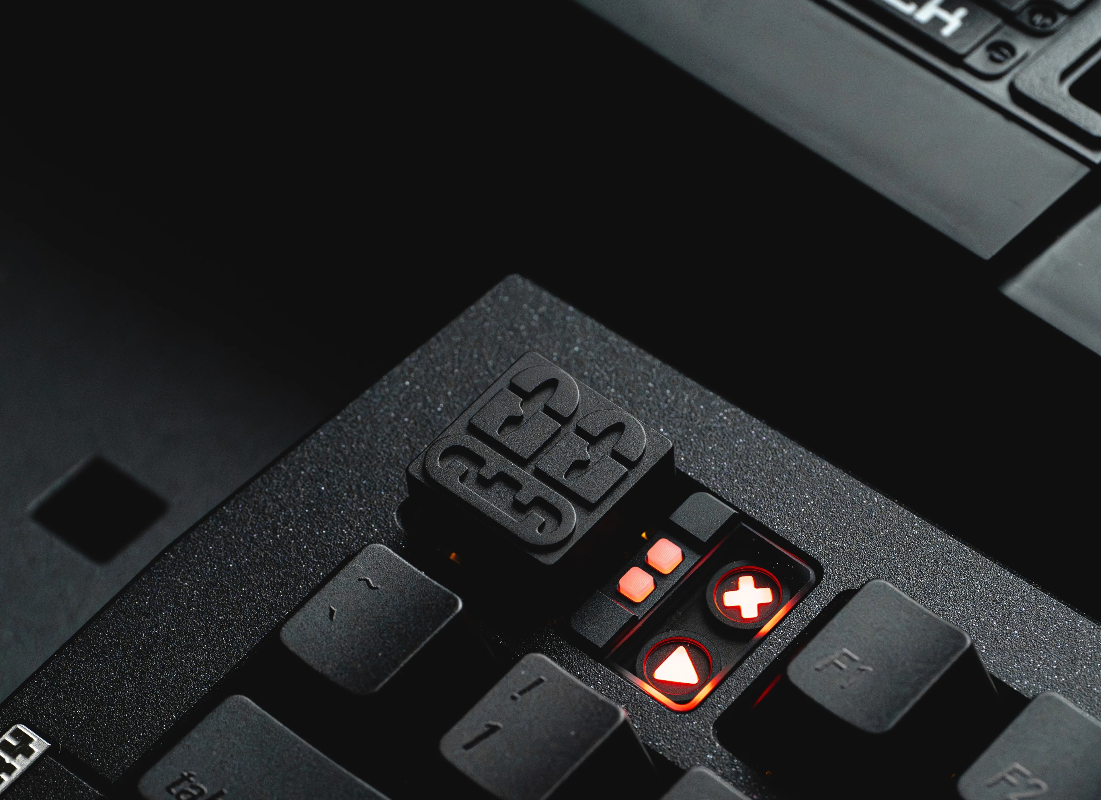 Virtual Kingdom Theme Emotion EMOTION CNC Anode Silver Black Pink Metal Personalized Decorative Keycap Set.