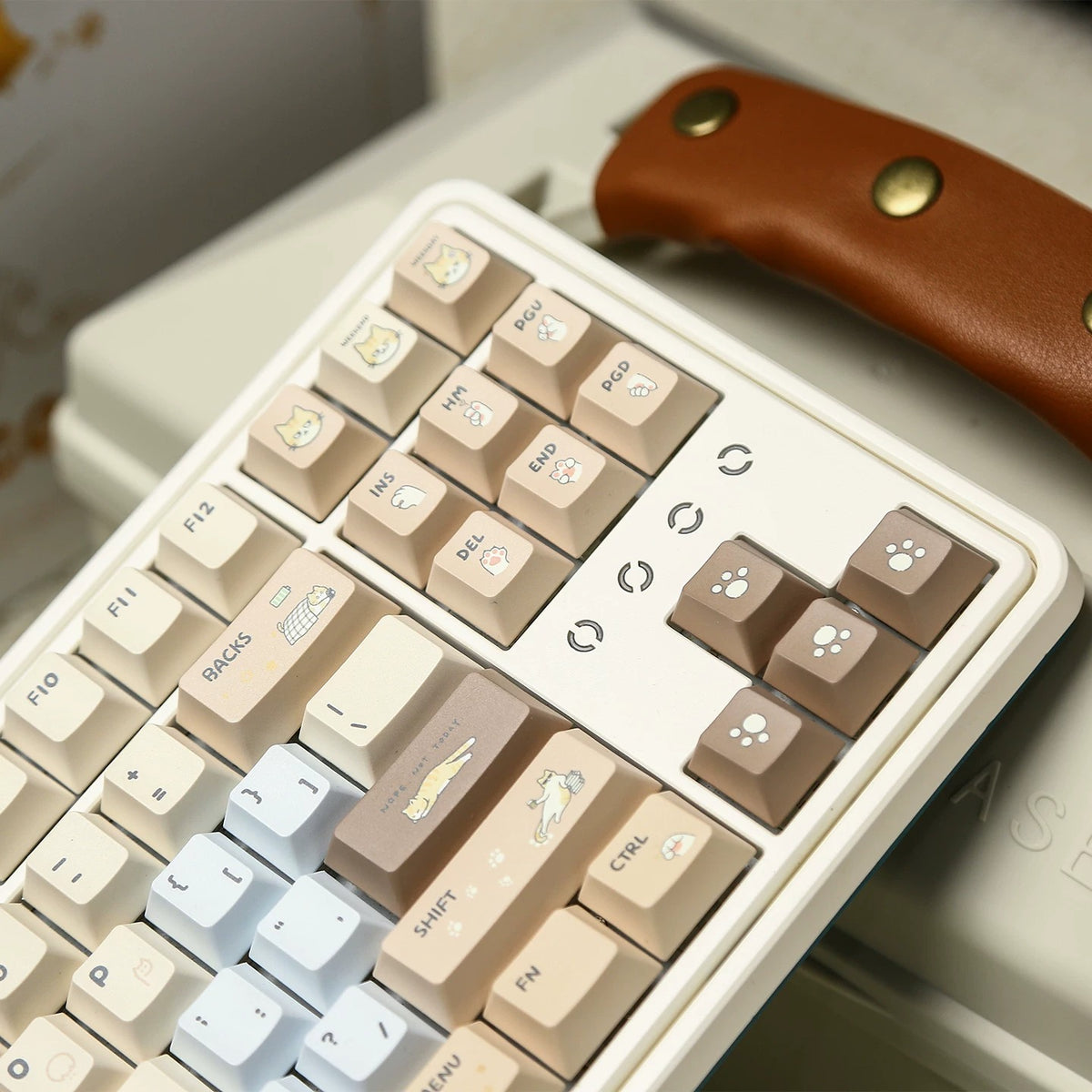 Hachimitu， Cute Cat Theme Design PBT material personalized keycap set, mechanical keyboard replacement decorative keycaps, compatible with 61/64/68/75/84/87/104 key mechanical keyboard