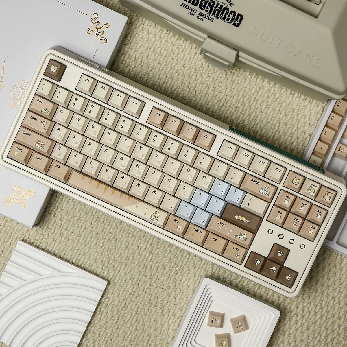 Hachimitu， Cute Cat Theme Design PBT material personalized keycap set, mechanical keyboard replacement decorative keycaps, compatible with 61/64/68/75/84/87/104 key mechanical keyboard