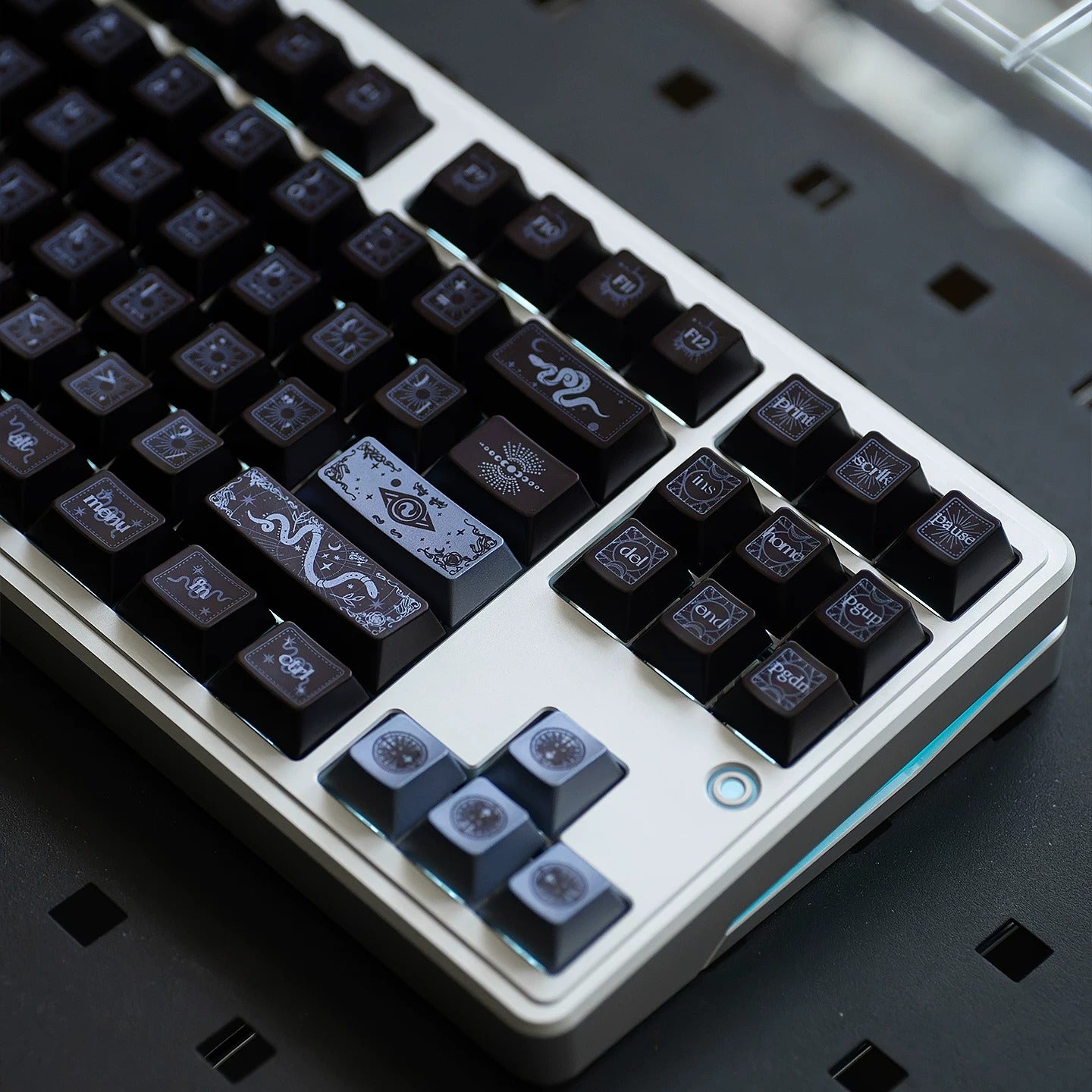 Original design set of dynamic snake theme keycaps, made of PBT material, highly personalized keycap set from the original factory, suitable for 61/64/68/75/84/87/104 key mechanical keyboards in anime and games