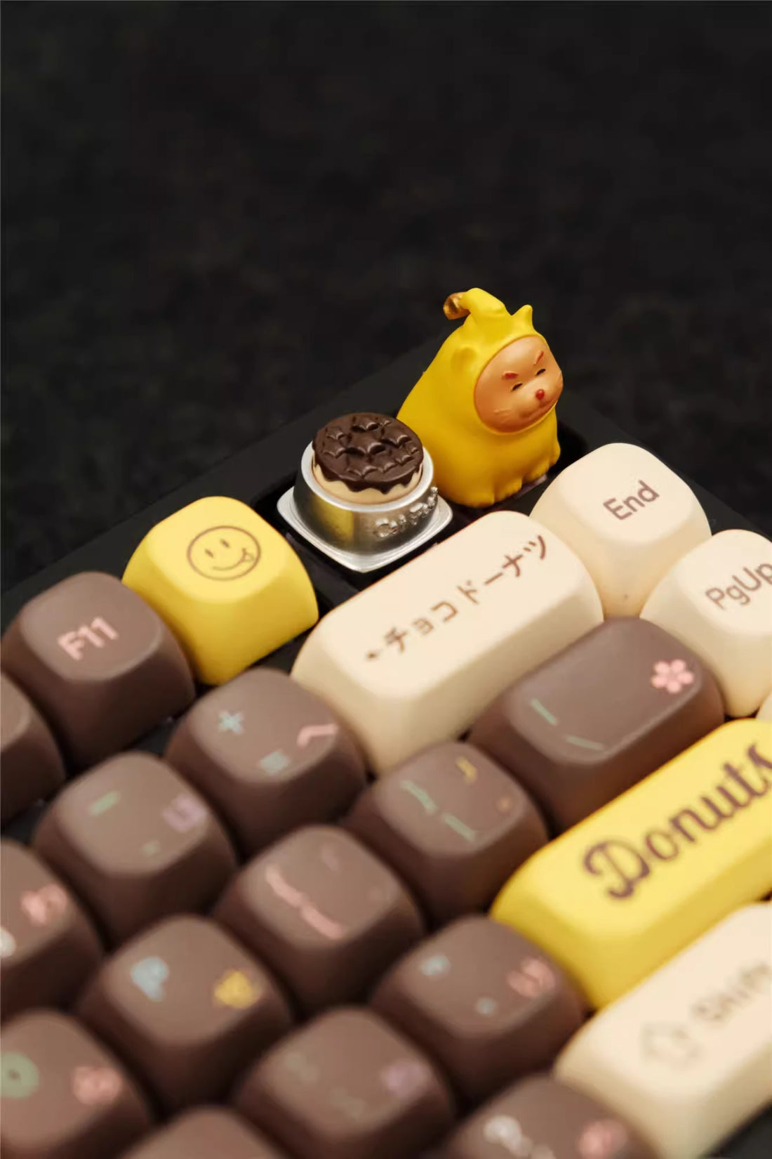 Cute Star Cat with its rice bowl, painted resin personalized keycaps, cute cartoon creative decorative keycaps