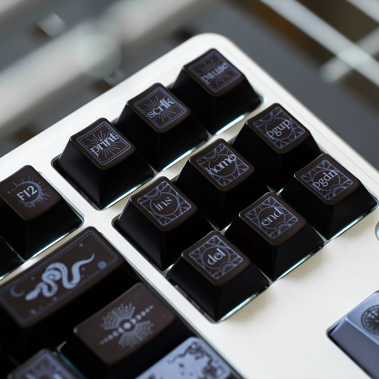 Original design set of dynamic snake theme keycaps, made of PBT material, highly personalized keycap set from the original factory, suitable for 61/64/68/75/84/87/104 key mechanical keyboards in anime and games