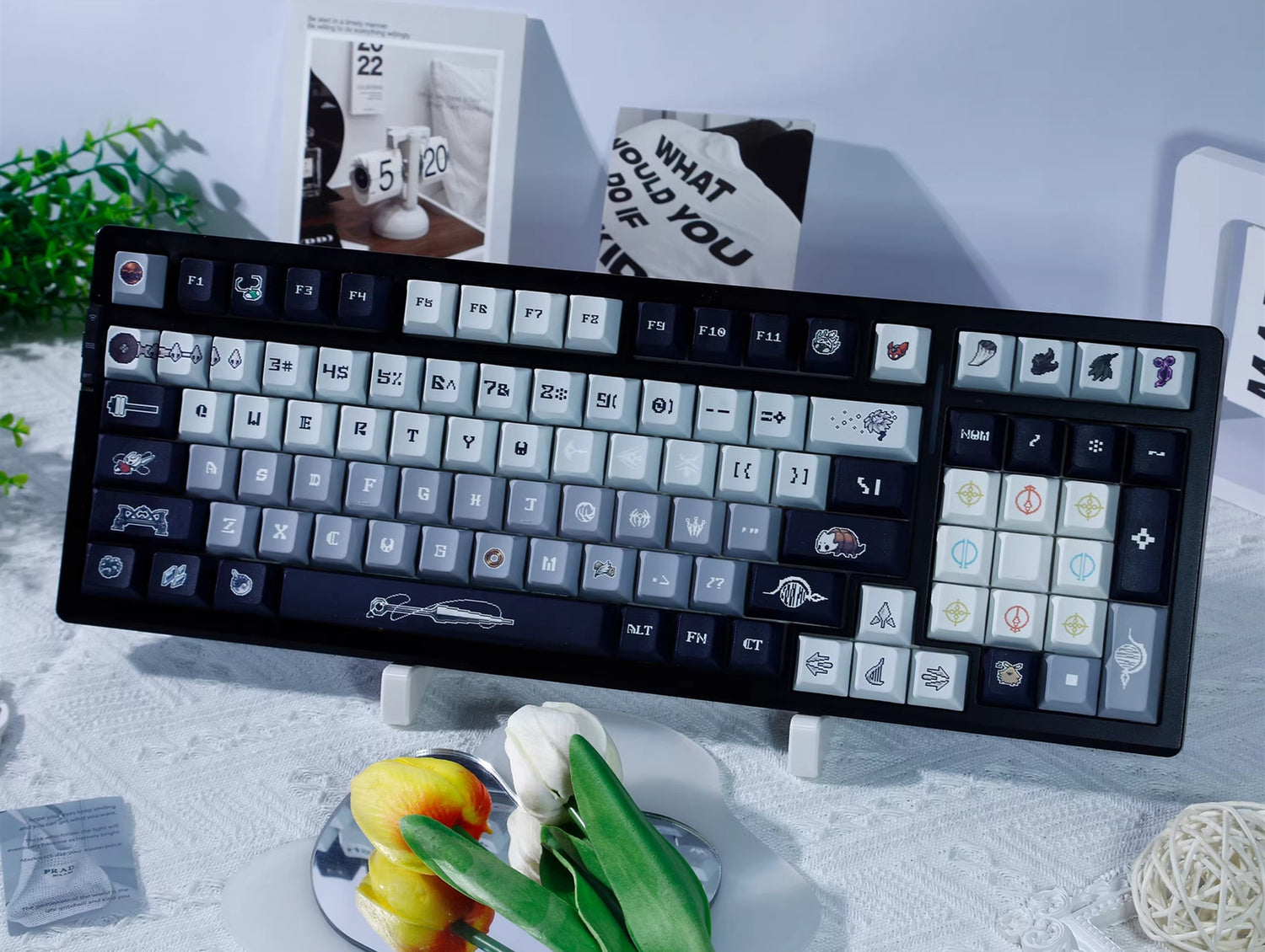 Hollow Knight: Silksong Theme, Personalized Key Cap Set PBT Material Game Key Cap Set, Mechanical Keyboard Personalized Key Cap Set, Suitable for 61/64/68/75/84/87/104 Key Mechanical Keyboard