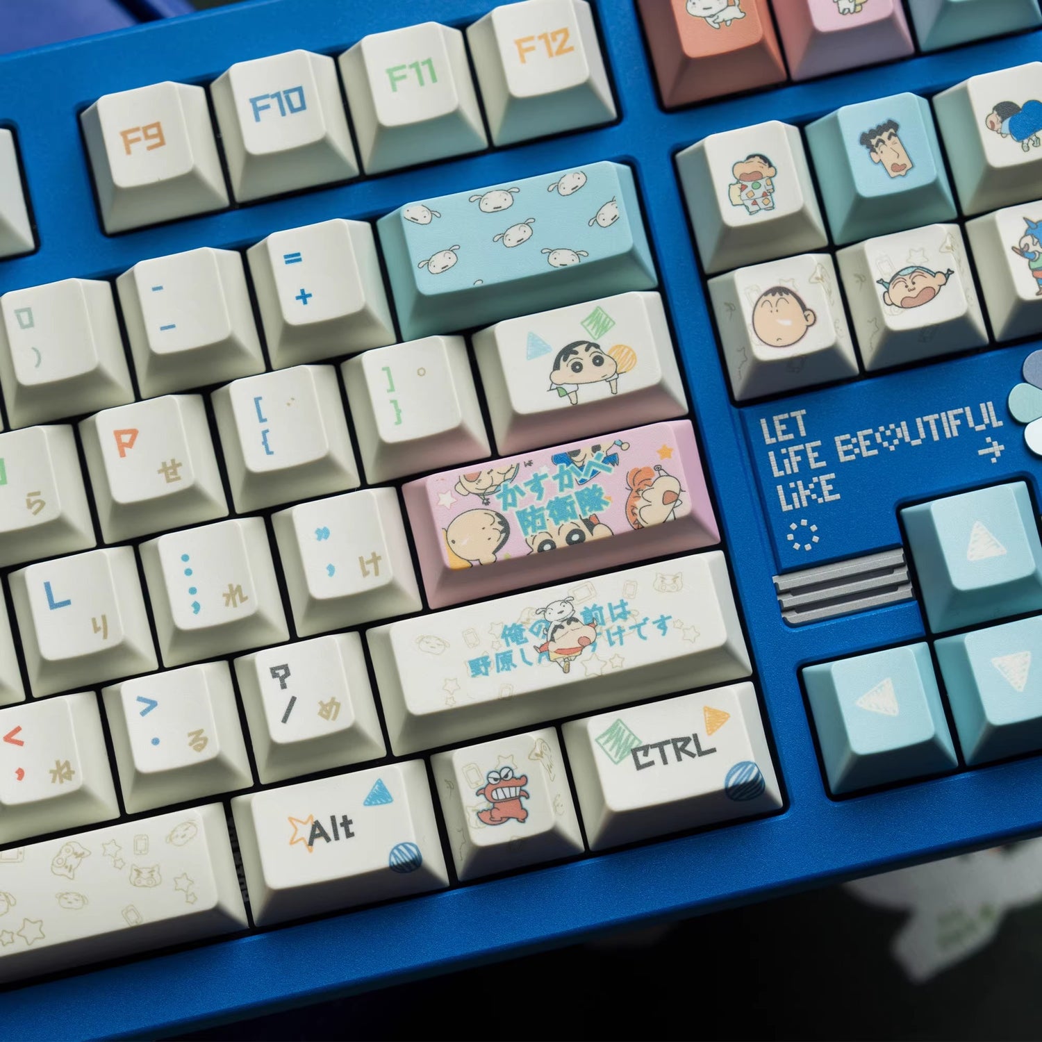 Crayon Shin chan themed personalized keycap set, made of PBT material, original high PBT full five sided heat sublimation cartoon keycap