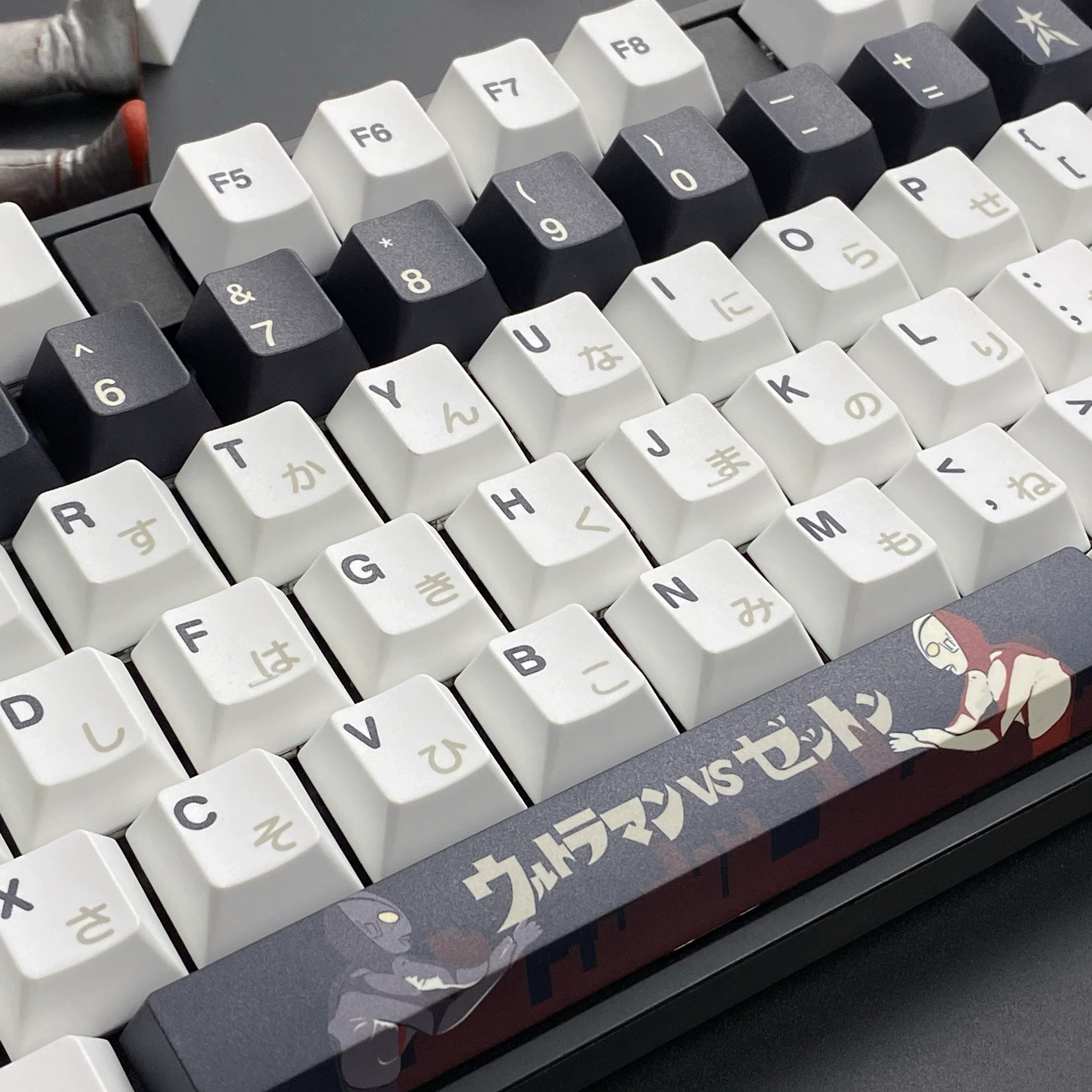 Ultraman series, first generation Ultraman themed personalized keycap set, available in red/black, PBT material original factory highly personalized keycap set, anime and game themed keycaps, suitable for 61/64/68/75/84/87/104 key mechanical keyboards.