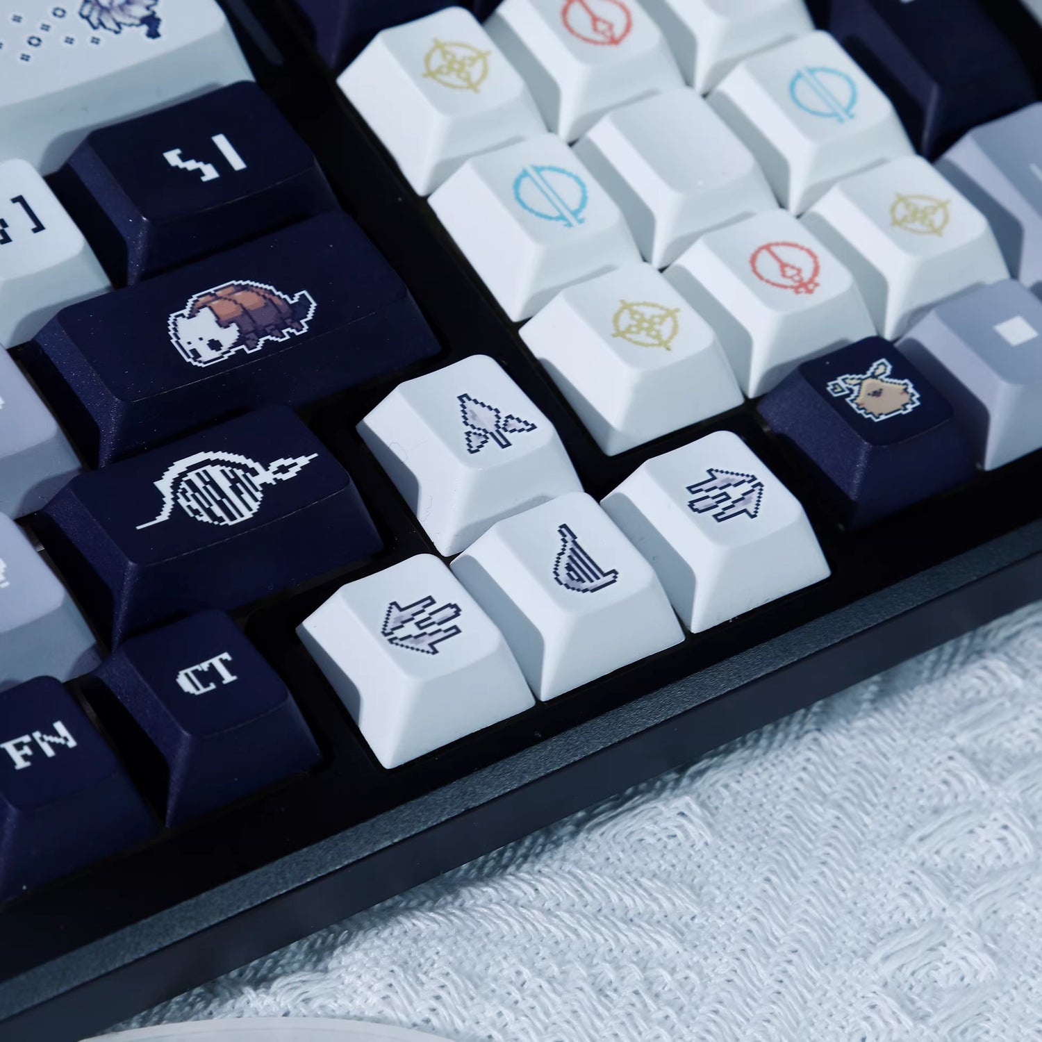 Hollow Knight: Silksong Theme, Personalized Key Cap Set PBT Material Game Key Cap Set, Mechanical Keyboard Personalized Key Cap Set, Suitable for 61/64/68/75/84/87/104 Key Mechanical Keyboard