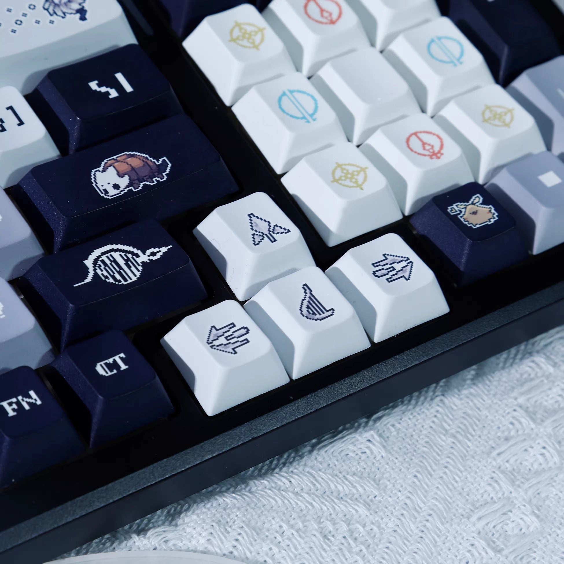 Hollow Knight: Silksong Theme, Personalized Key Cap Set PBT Material Game Key Cap Set, Mechanical Keyboard Personalized Key Cap Set, Suitable for 61/64/68/75/84/87/104 Key Mechanical Keyboard