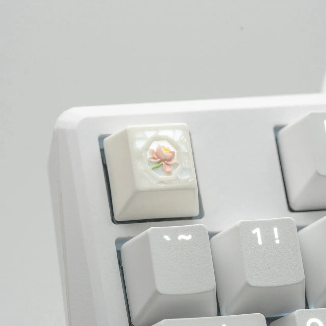 Lotus Theme, ceramic material, Embossed Linglong Glazed Ceramic Keycaps Eastern aesthetics personalized keycaps, Transparent design, atmospheric and creative design, mechanical keyboard, decorative keycaps