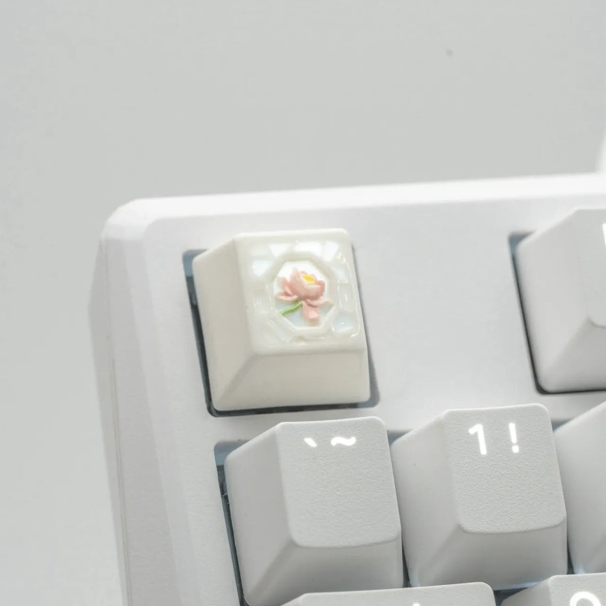 Lotus Theme, ceramic material, Embossed Linglong Glazed Ceramic Keycaps Eastern aesthetics personalized keycaps, Transparent design, atmospheric and creative design, mechanical keyboard, decorative keycaps