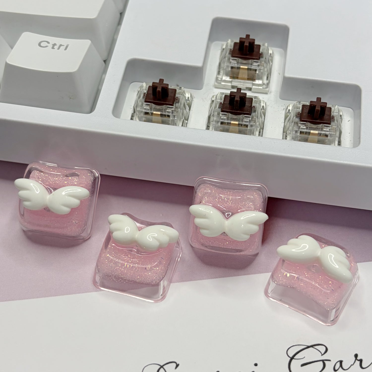 Cute wing resin personalized keycap directional key set, white wing shaped creative keycap, mechanical keyboard decorative keycap