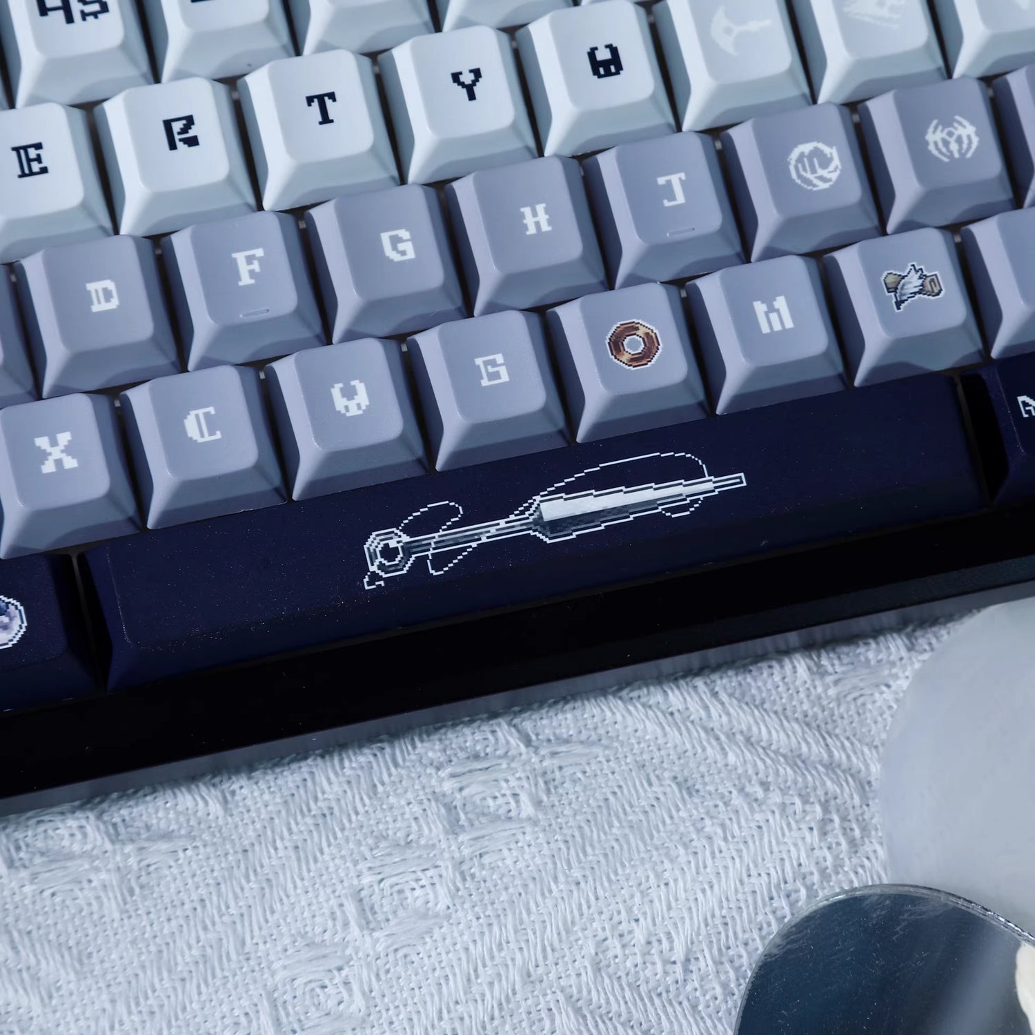 Hollow Knight: Silksong Theme, Personalized Key Cap Set PBT Material Game Key Cap Set, Mechanical Keyboard Personalized Key Cap Set, Suitable for 61/64/68/75/84/87/104 Key Mechanical Keyboard