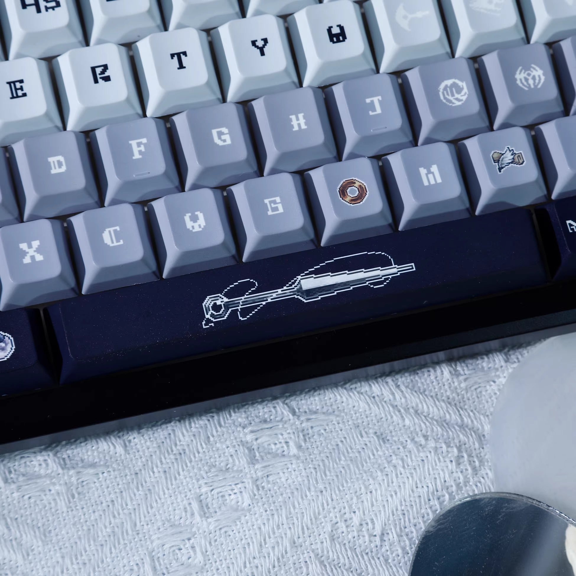 Hollow Knight: Silksong Theme, Personalized Key Cap Set PBT Material Game Key Cap Set, Mechanical Keyboard Personalized Key Cap Set, Suitable for 61/64/68/75/84/87/104 Key Mechanical Keyboard