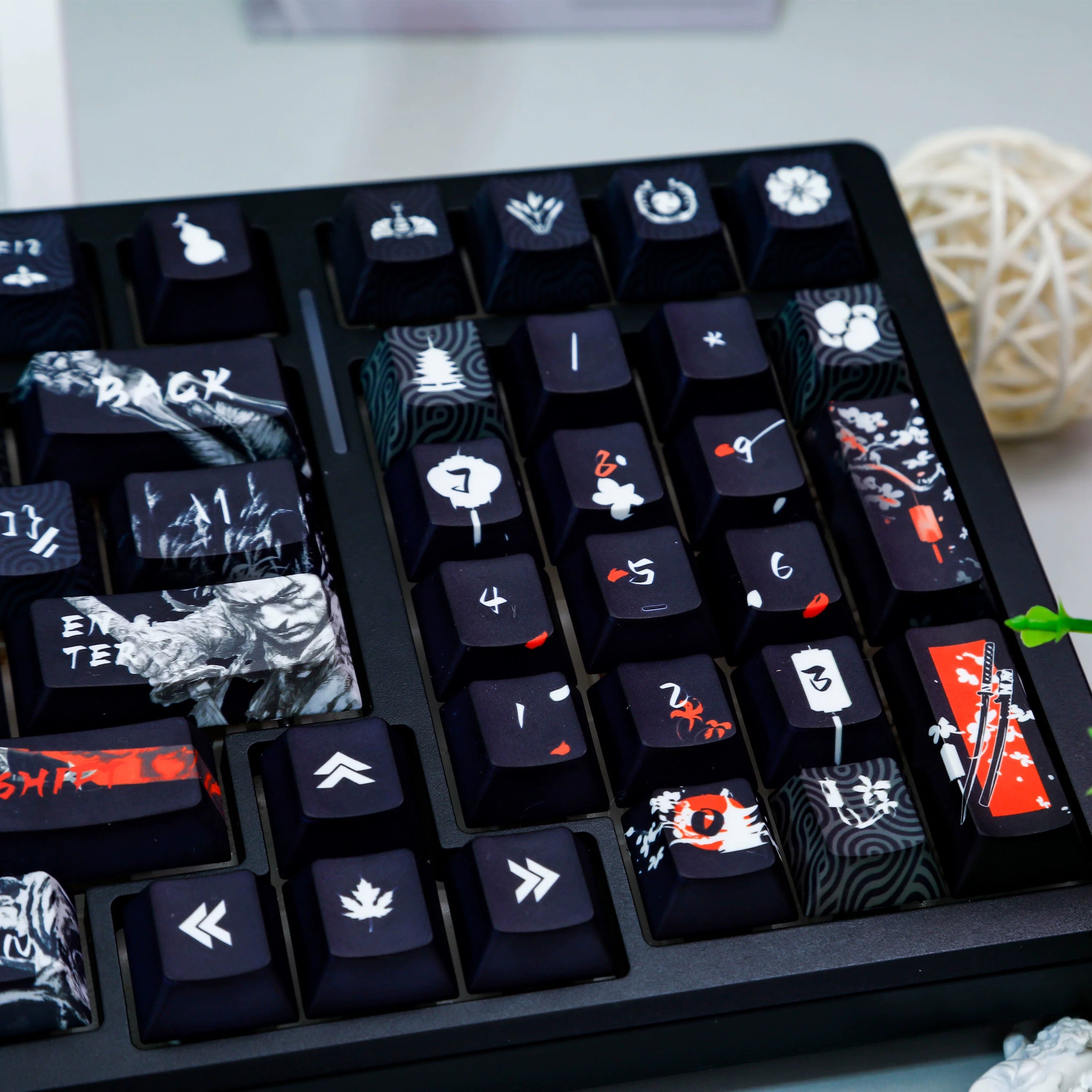 Sekiro: Shadows Die Twice theme, PBT material personalized keycap set, anime keycap culture peripheral mechanical keyboard decoration keycaps， Compatible with 61/64/68/75/84/87/104 key mechanical keyboard keycap set