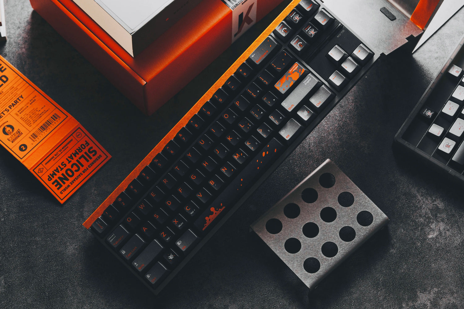 Fire melt flow black dark silver gray light orange V-series texture metallic paint volcano theme original factory mechanical keycap PBT material material personalized keycap set, compatible with 61/64/68/75/84/87/104 mechanical keyboard replacement keycap