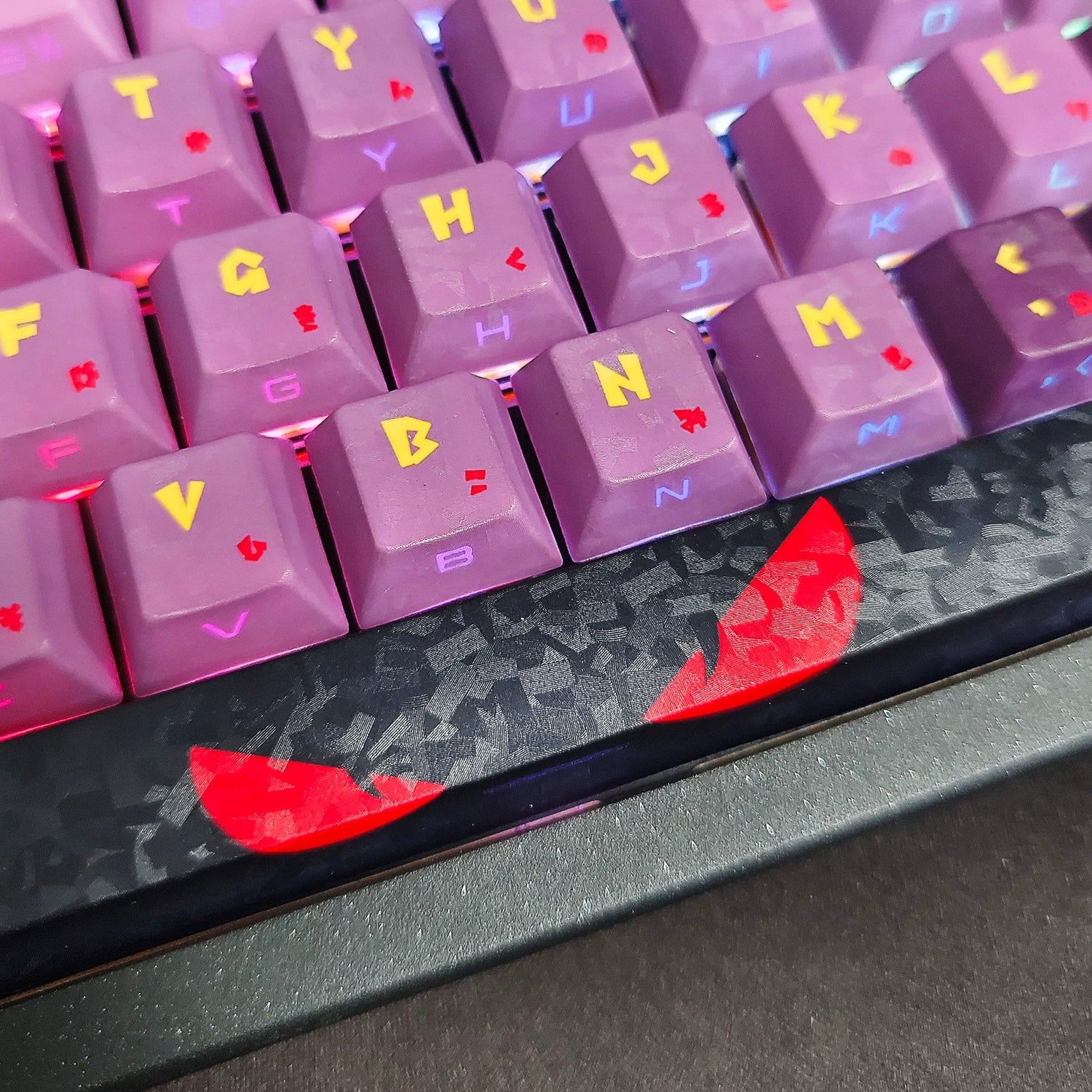 Gengar theme, carbon fiber pattern, PBT material material personalized keycap set, anime and games cultural creative decoration keycap set, compatible with 61/64/68/75/84/87/104 mechanical keyboard replacement keycap
