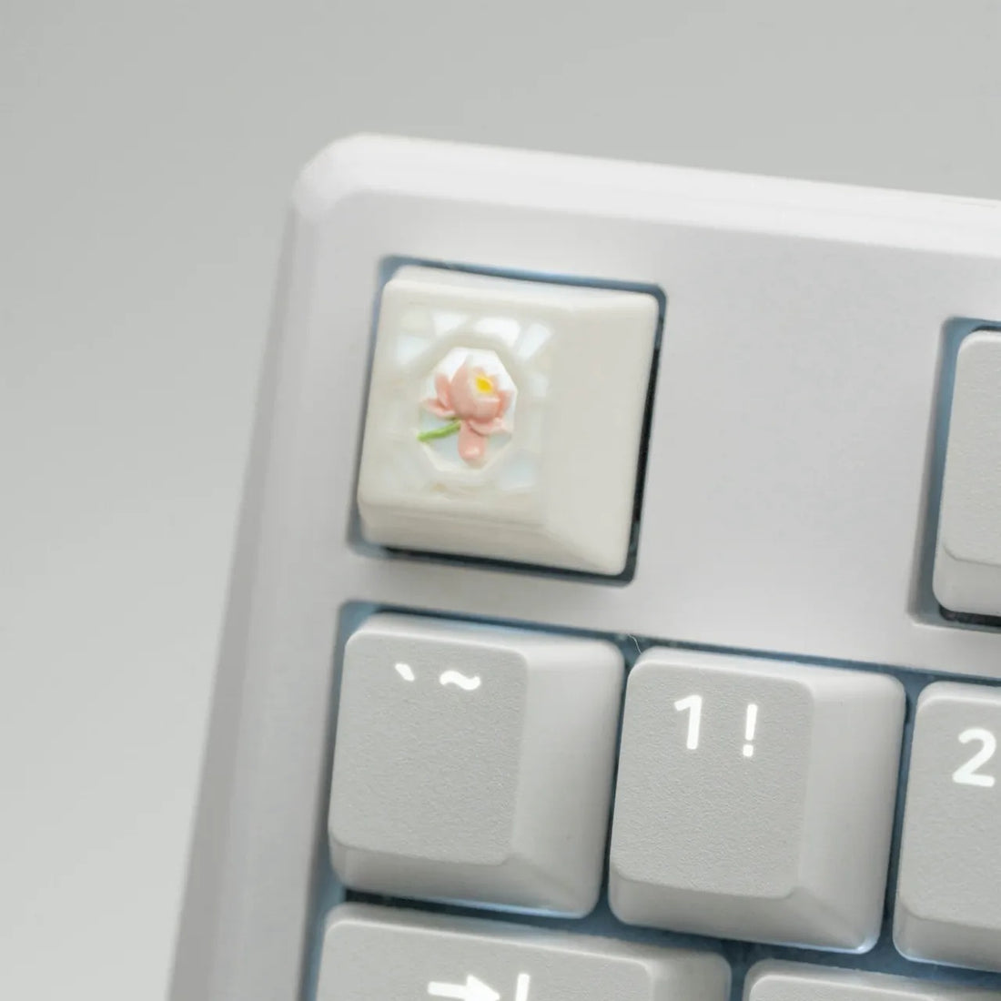 Lotus Theme, ceramic material, Embossed Linglong Glazed Ceramic Keycaps Eastern aesthetics personalized keycaps, Transparent design, atmospheric and creative design, mechanical keyboard, decorative keycaps