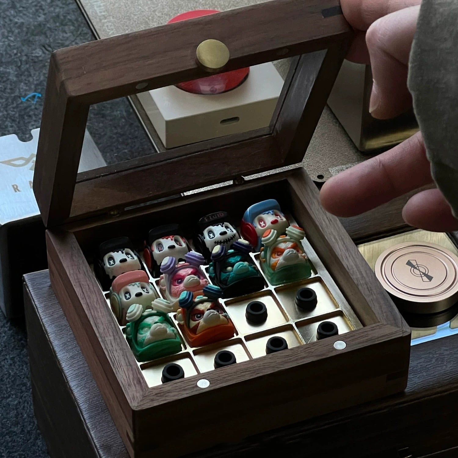 Solid wood, black walnut, glass, brass/stainless steel lining, customized dust-proof magnetic design for keycap storage box, personalized keycap collection box