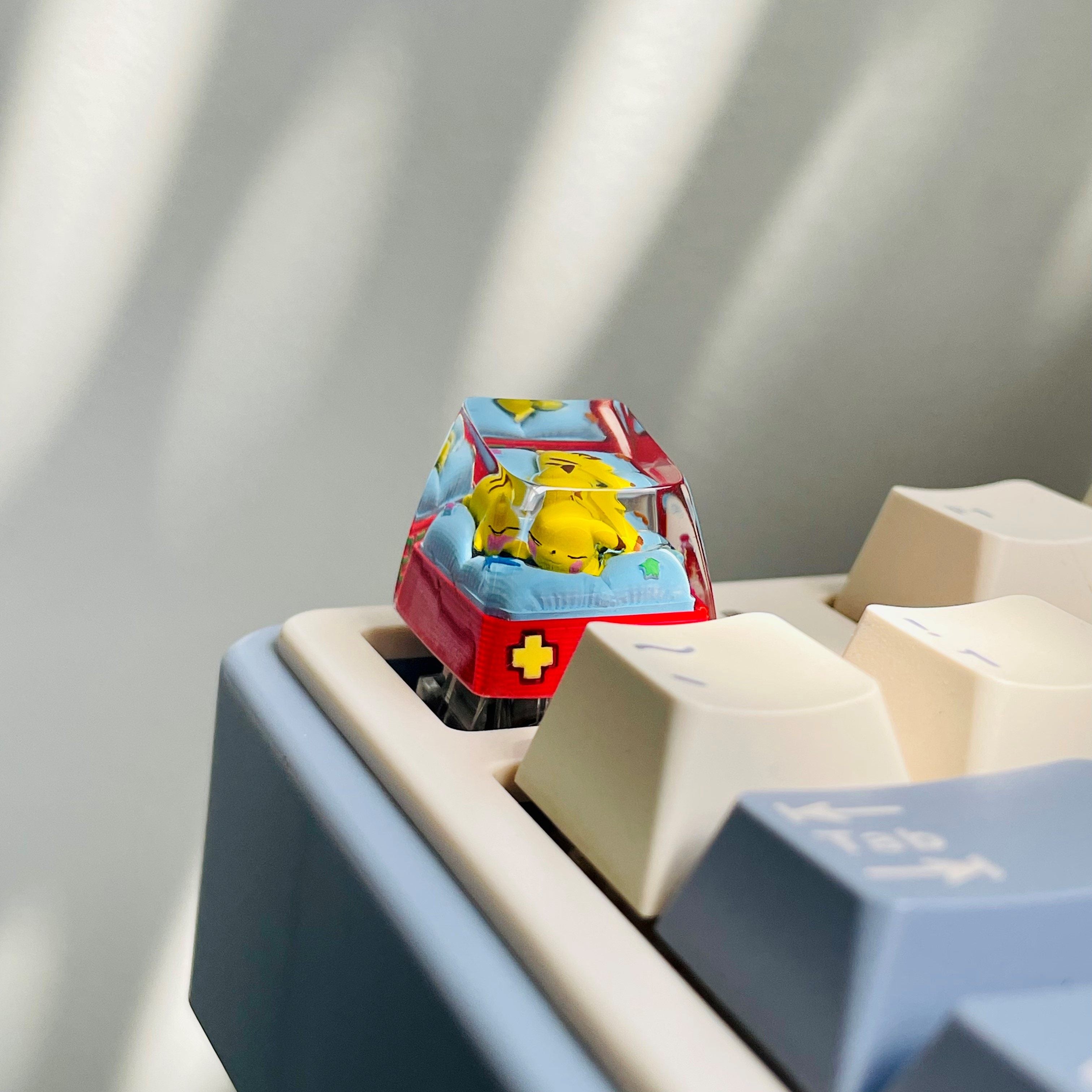 Pok é mon, Pikachu lying down 1 U Crystal drops of glue, SA highly personalized keycaps, anime and game mechanical keyboard accessories decorative keycaps