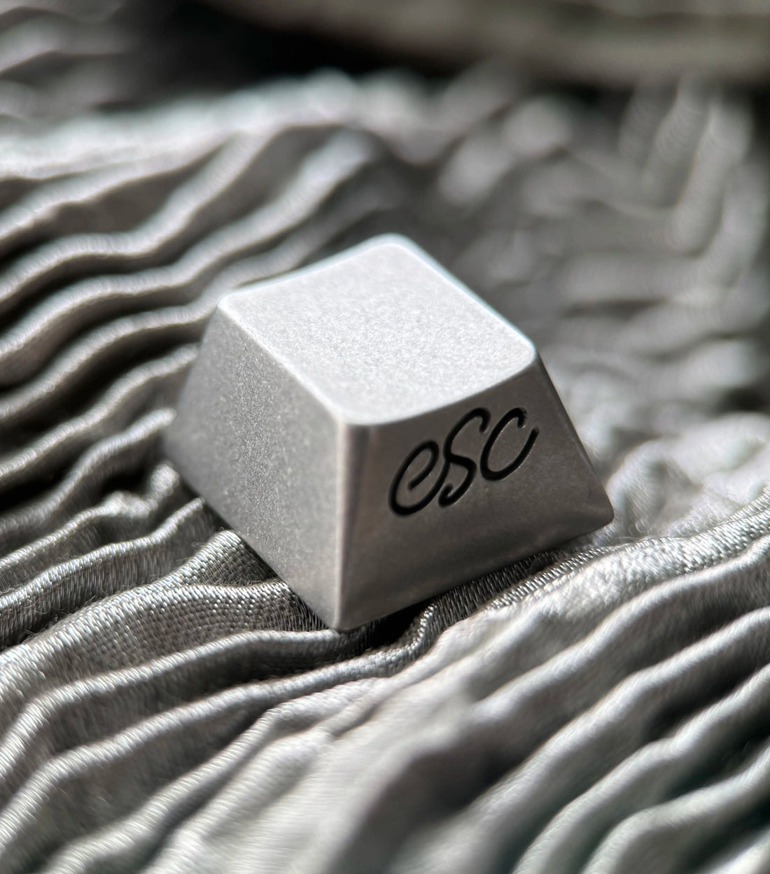 Titanium alloy keycap hollow ESC key, metal stone wash process, mechanical keyboard decoration personalized keycap