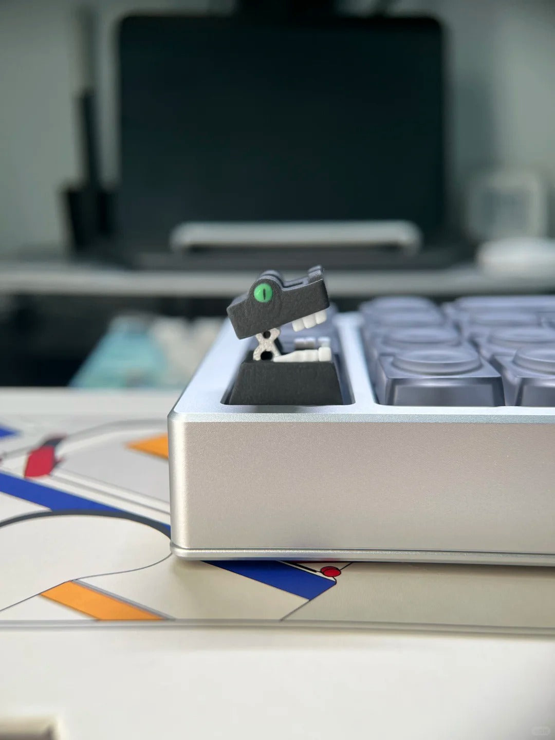 Cute crocodile shaped design with 1U printed resin personalized keycaps, cartoon image artistic creative keycaps, mechanical keyboard decorative keycaps.