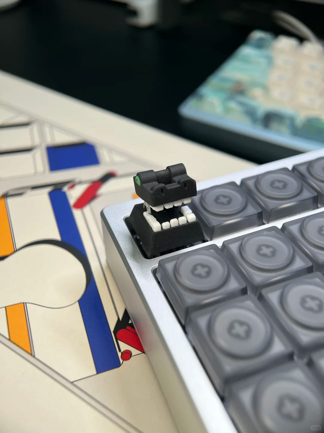 Cute crocodile shaped design with 1U printed resin personalized keycaps, cartoon image artistic creative keycaps, mechanical keyboard decorative keycaps.
