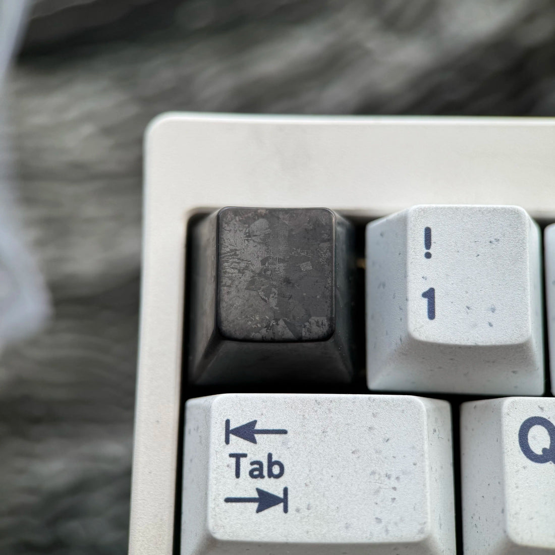 Black titanium alloy ice crystal patterned personalized keycap, titanium alloy simple metal decorative keycap basic version