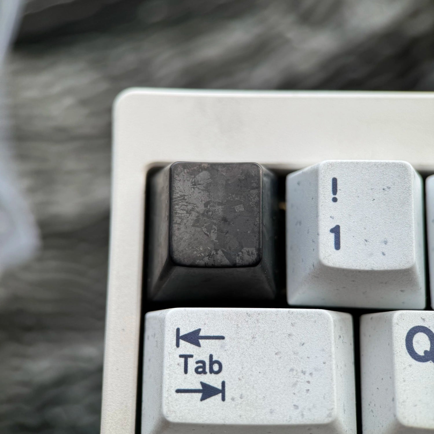 Black titanium alloy ice crystal patterned personalized keycap, titanium alloy simple metal decorative keycap basic version
