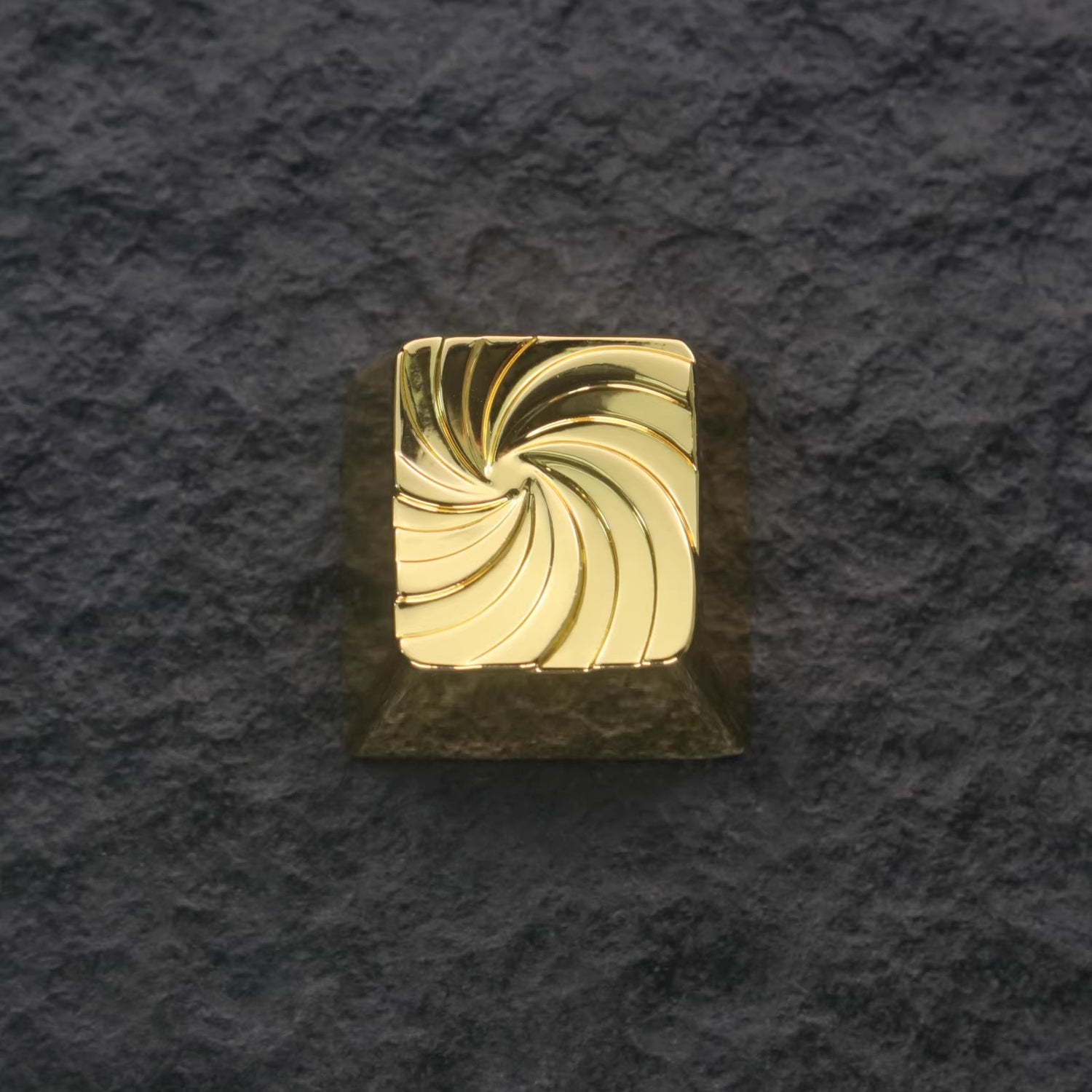 Explosion vortex geometric graphic art keycaps with iridescent gold plating, gold-plated silver mechanical keyboard, zinc aluminum alloy metal personalized keycaps