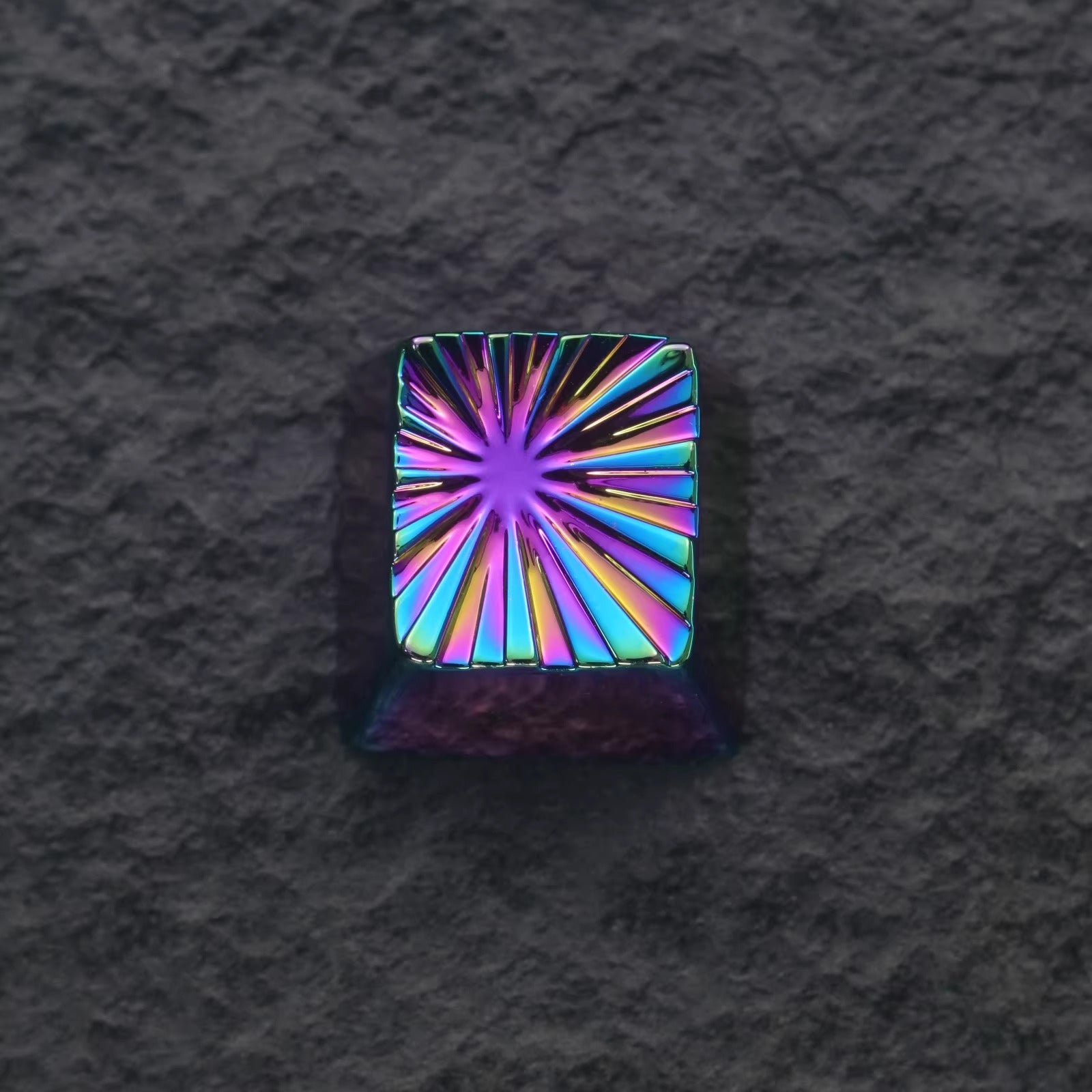 Explosion vortex geometric graphic art keycaps with iridescent gold plating, gold-plated silver mechanical keyboard, zinc aluminum alloy metal personalized keycaps