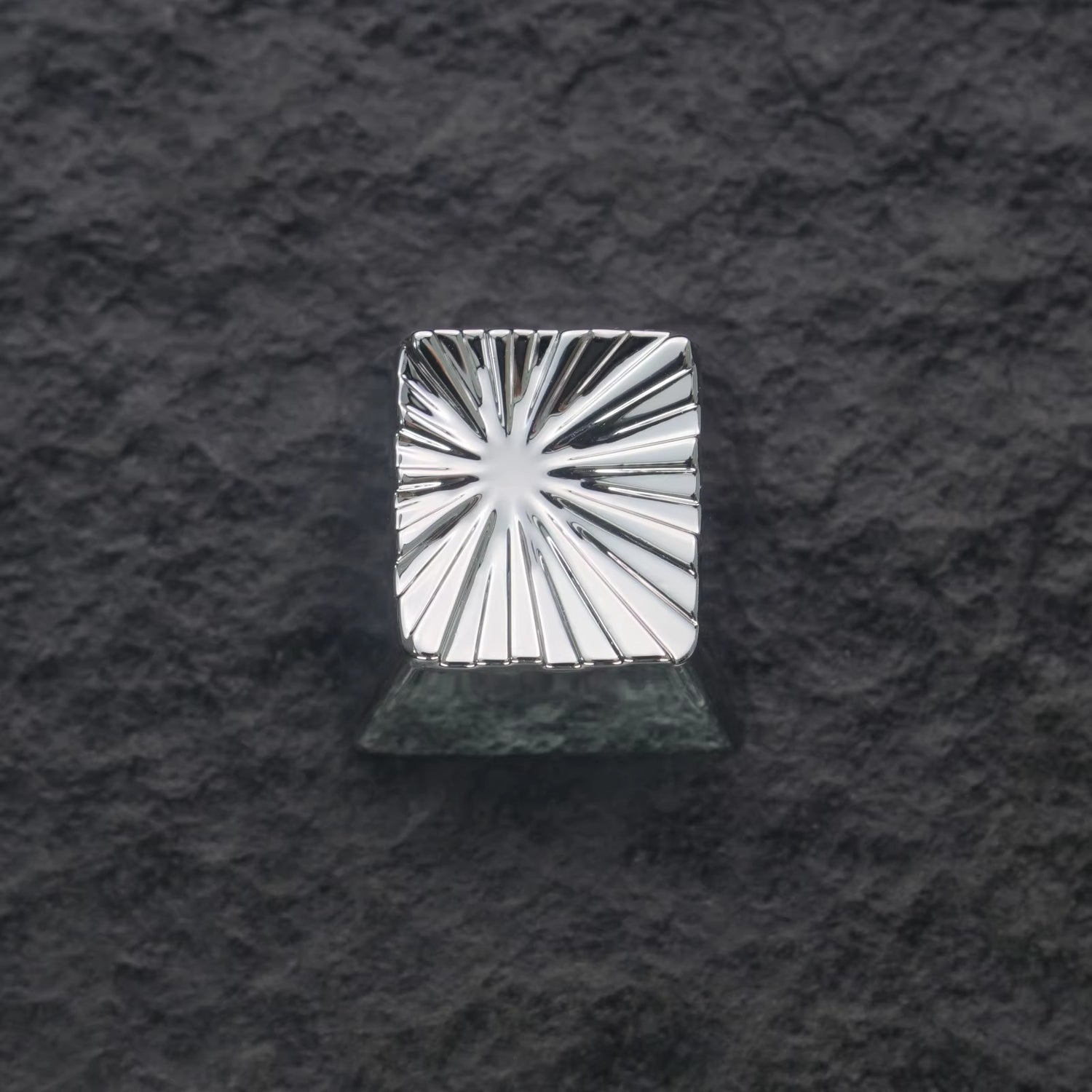 Explosion vortex geometric graphic art keycaps with iridescent gold plating, gold-plated silver mechanical keyboard, zinc aluminum alloy metal personalized keycaps