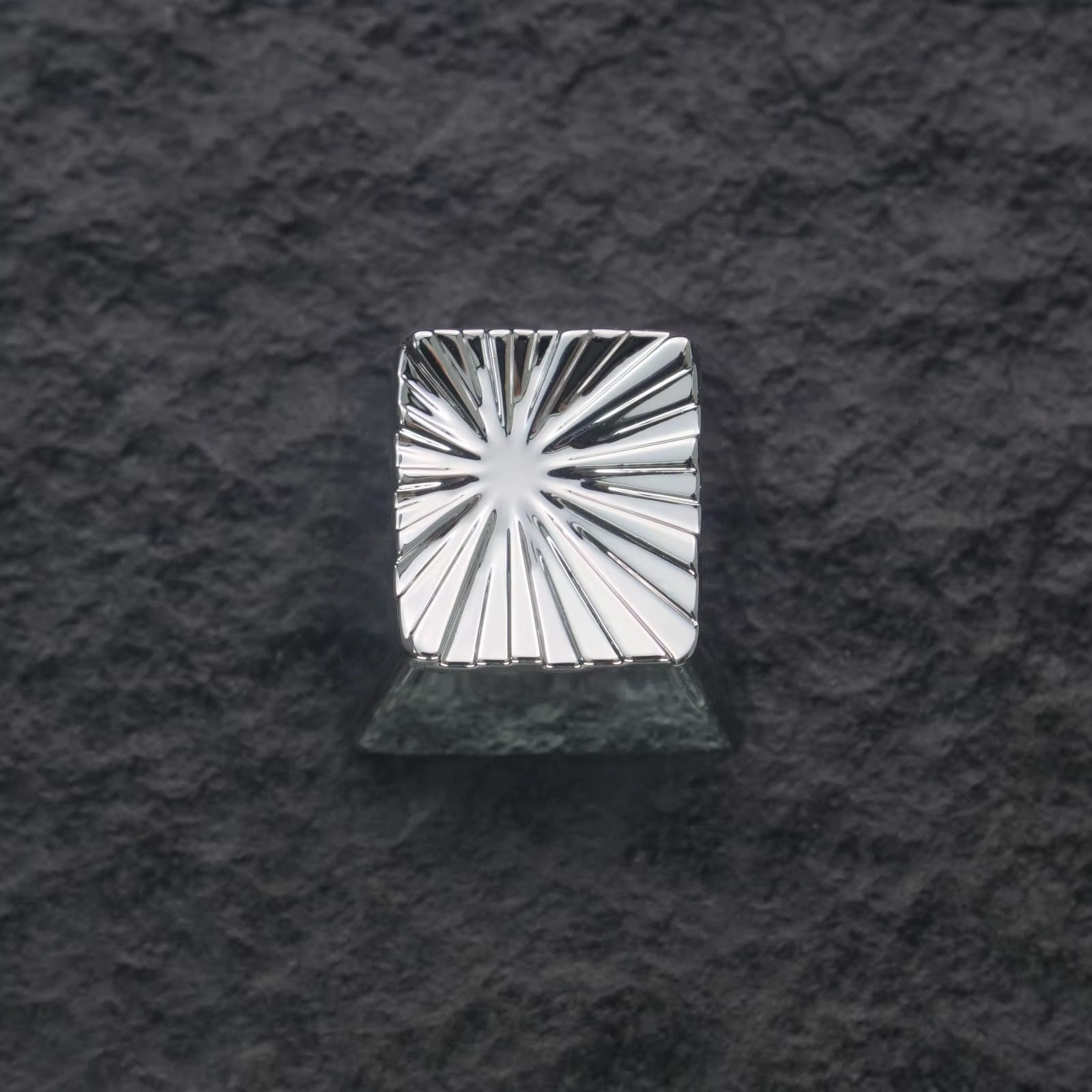 Explosion vortex geometric graphic art keycaps with iridescent gold plating, gold-plated silver mechanical keyboard, zinc aluminum alloy metal personalized keycaps