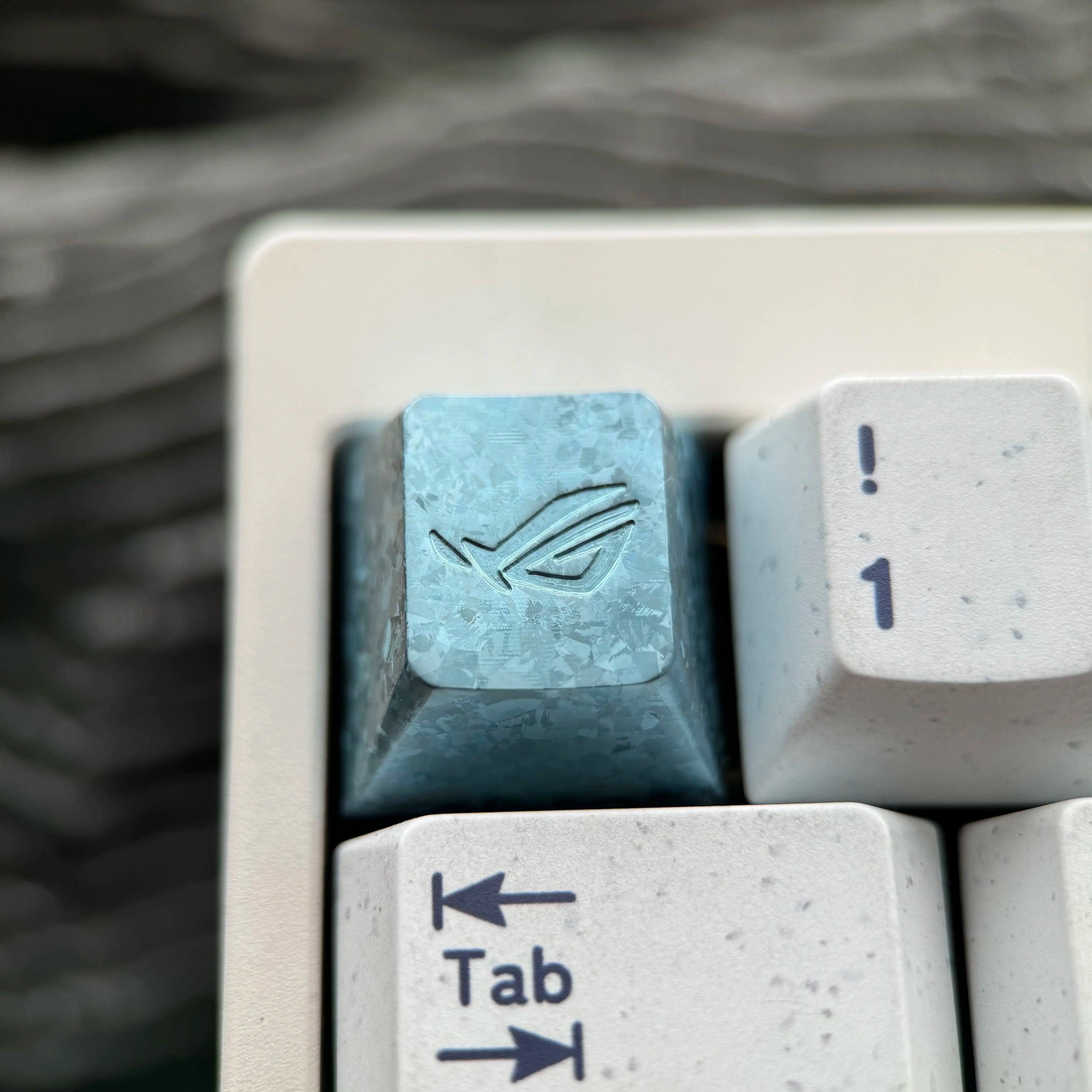 ROG (Republic of Gamers) logo, 1U titanium alloy ice crystal patterned personalized keycap, computer peripheral mechanical keyboard decorative keycap
