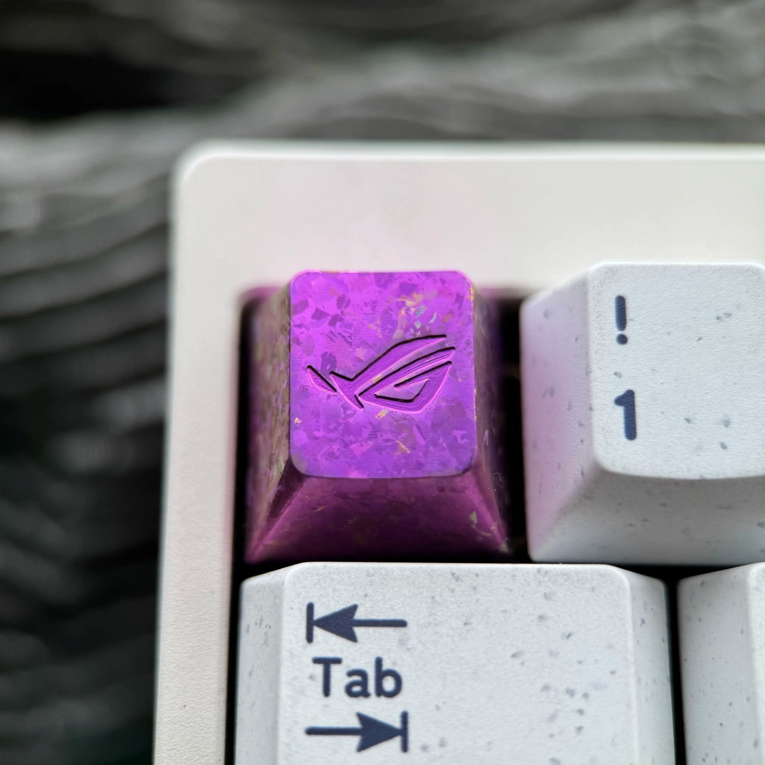 ROG (Republic of Gamers) logo, 1U titanium alloy ice crystal patterned personalized keycap, computer peripheral mechanical keyboard decorative keycap