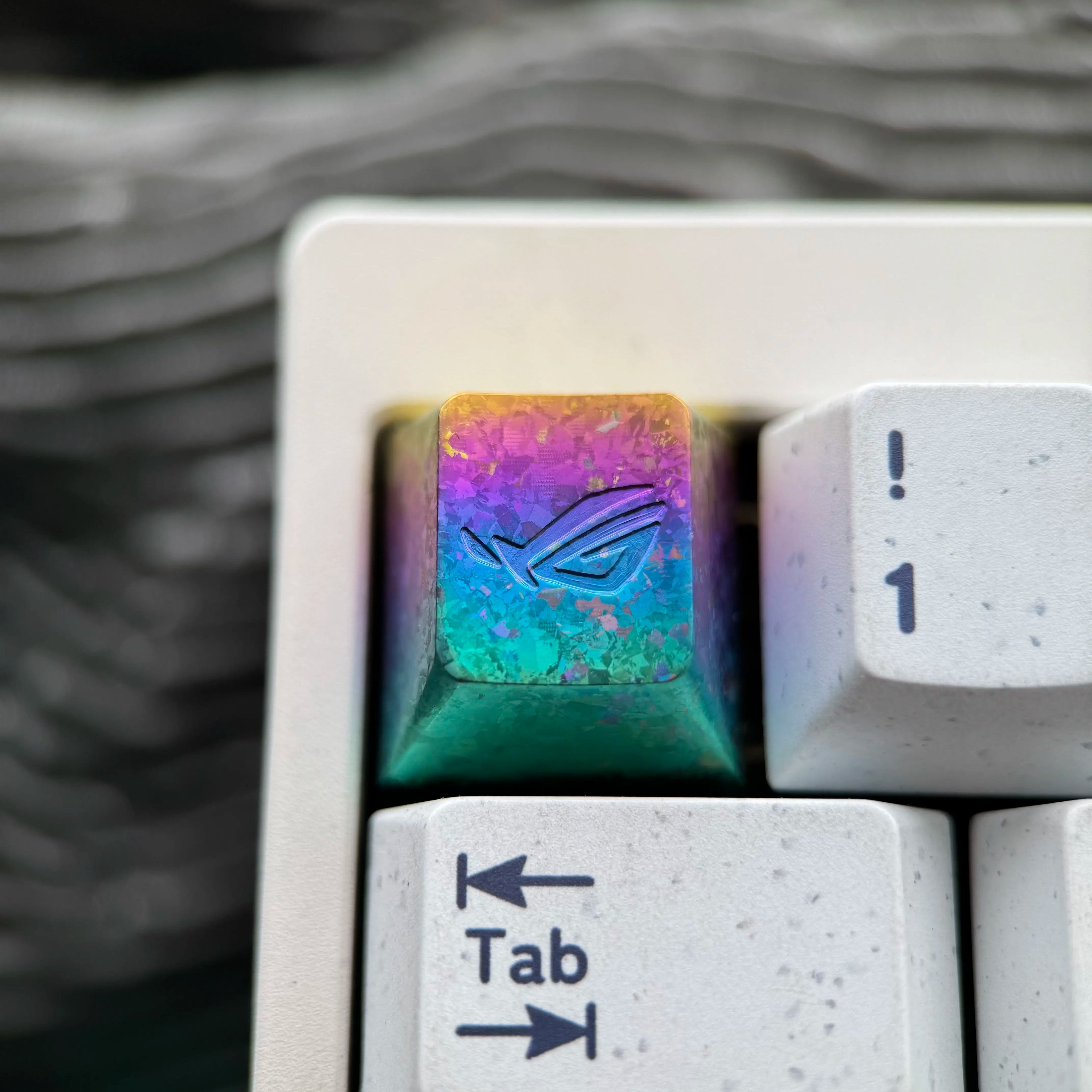 ROG (Republic of Gamers) logo, 1U titanium alloy ice crystal patterned personalized keycap, computer peripheral mechanical keyboard decorative keycap