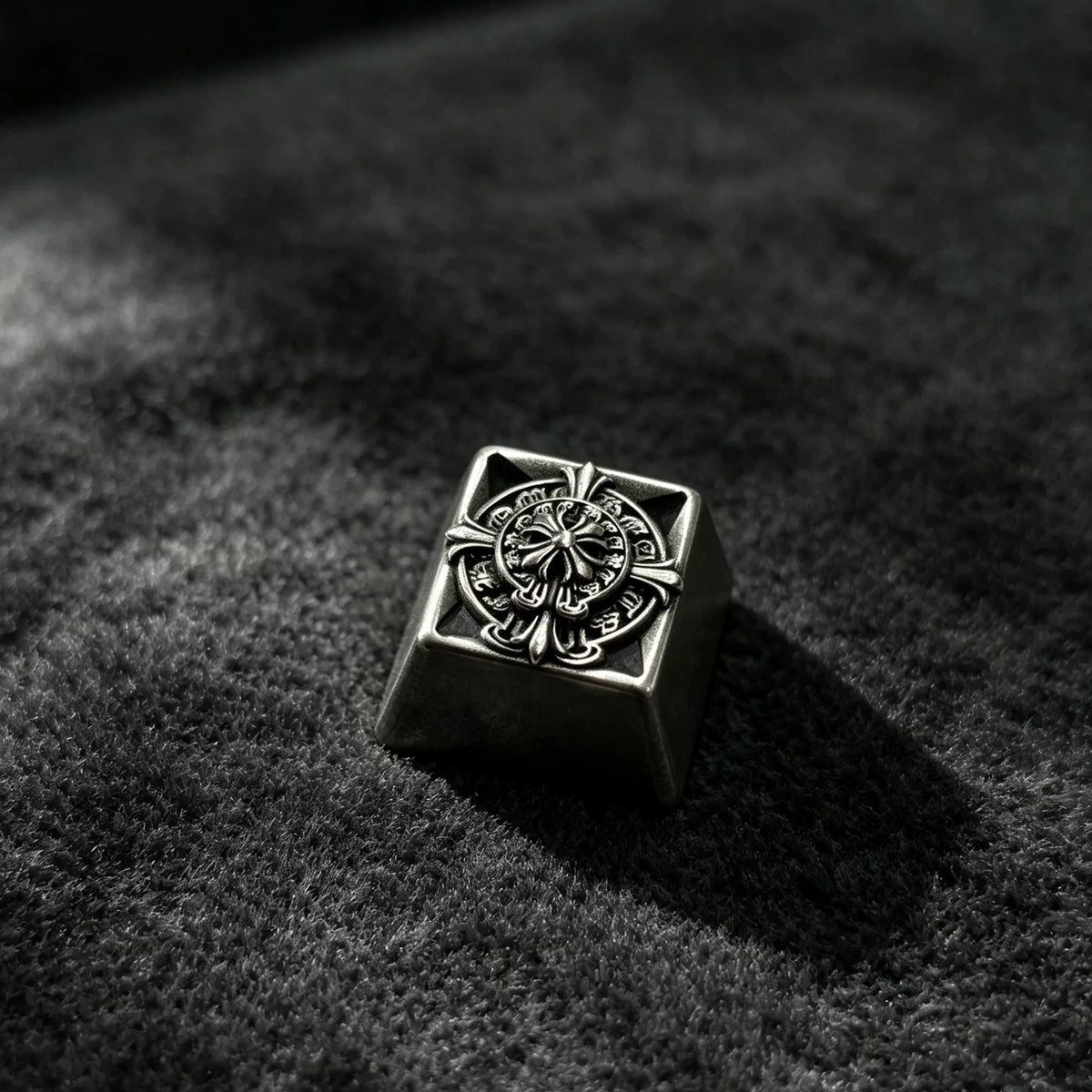 Retro cross-pattern keycaps, openwork Gothic-style metal-accented keycaps, unique silver/copper keycaps, and trendy, artistic keycaps for mechanical keyboards.