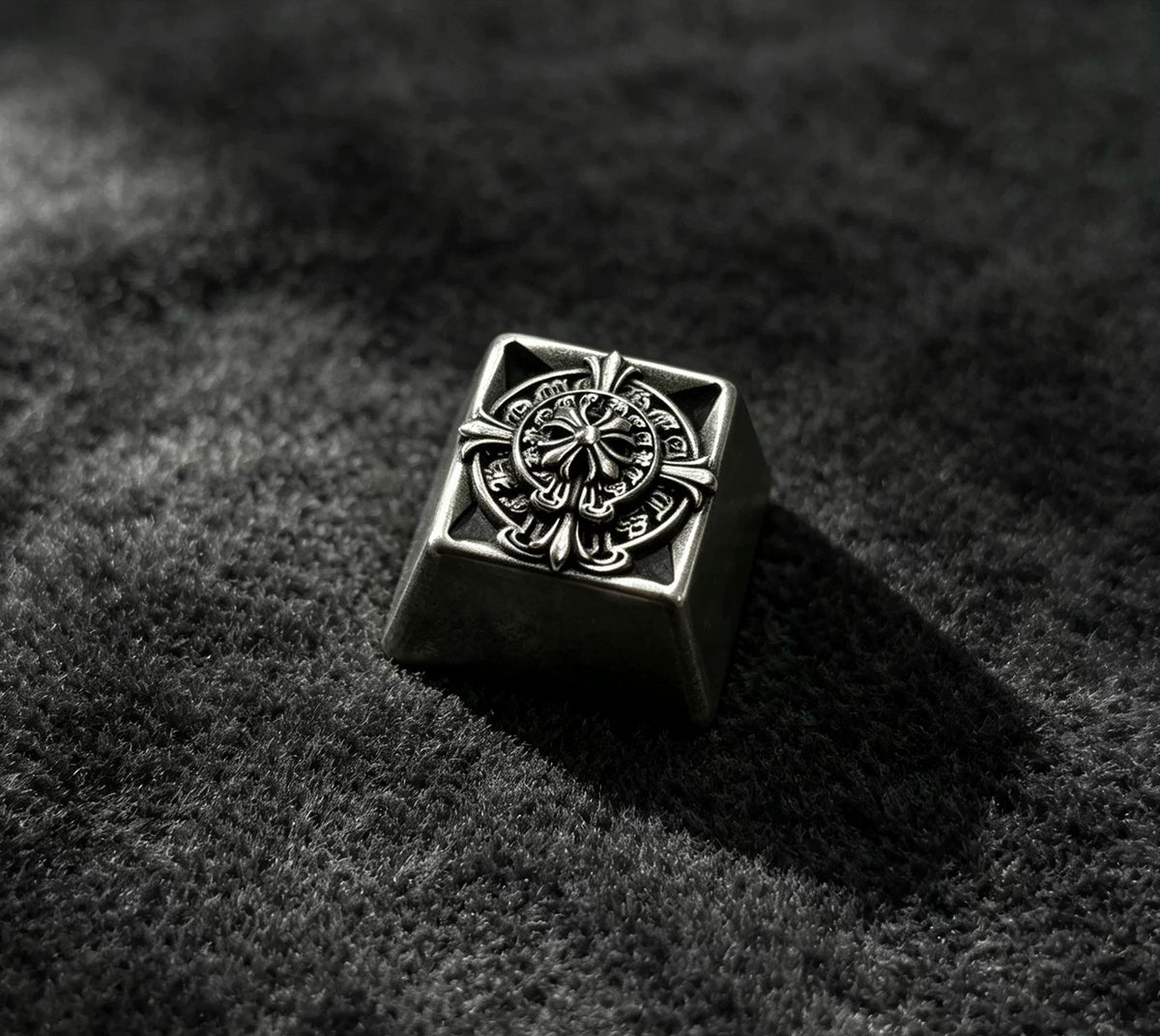 Retro cross-pattern keycaps, openwork Gothic-style metal-accented keycaps, unique silver/copper keycaps, and trendy, artistic keycaps for mechanical keyboards.
