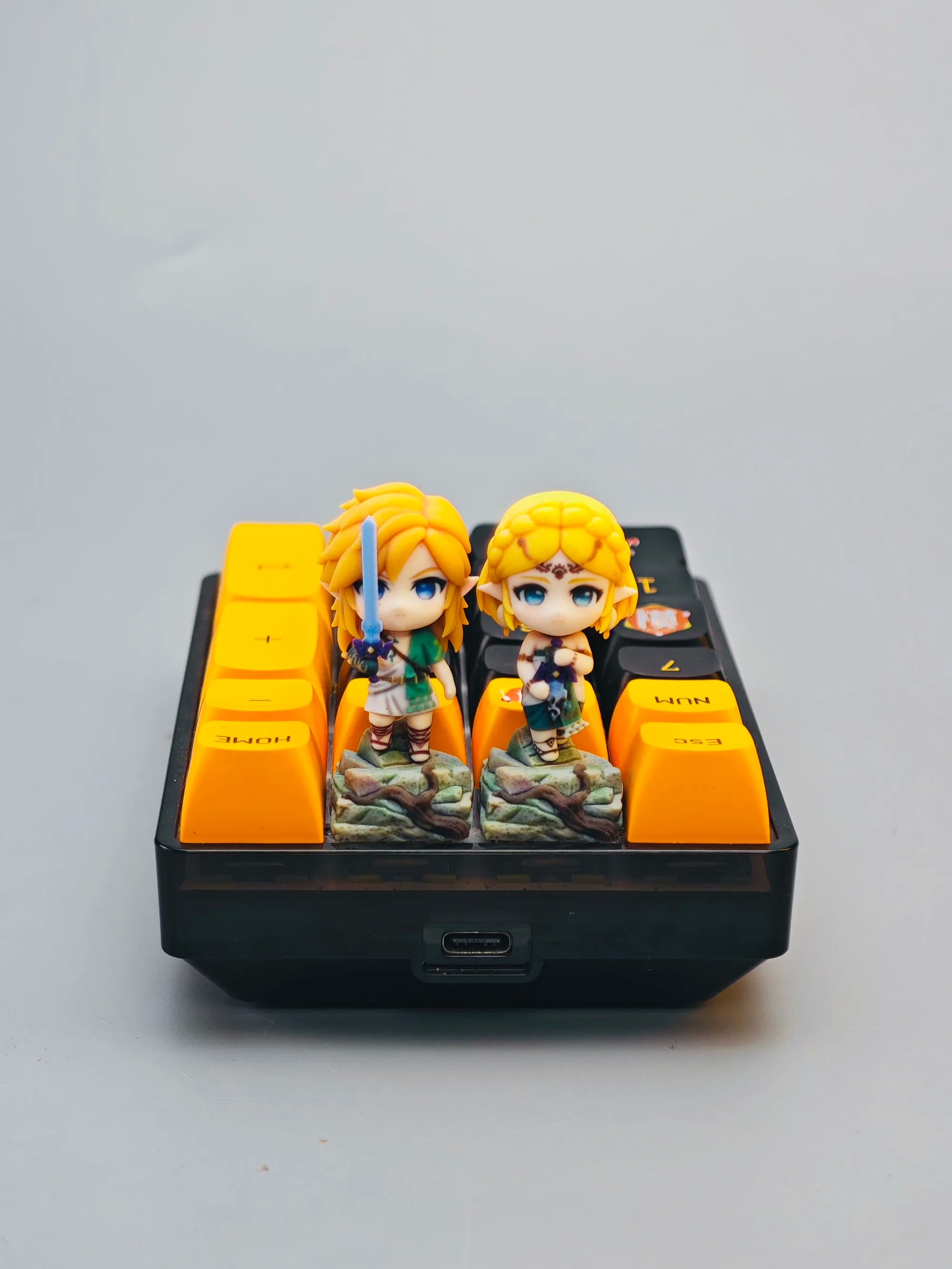 Legend of Zelda，Link/Princess Zelda， Multi colored resin printing and coloring, three-dimensional modeling, anime, gaming, cultural creativity, personalized keycaps, mechanical keyboard decoration keycaps